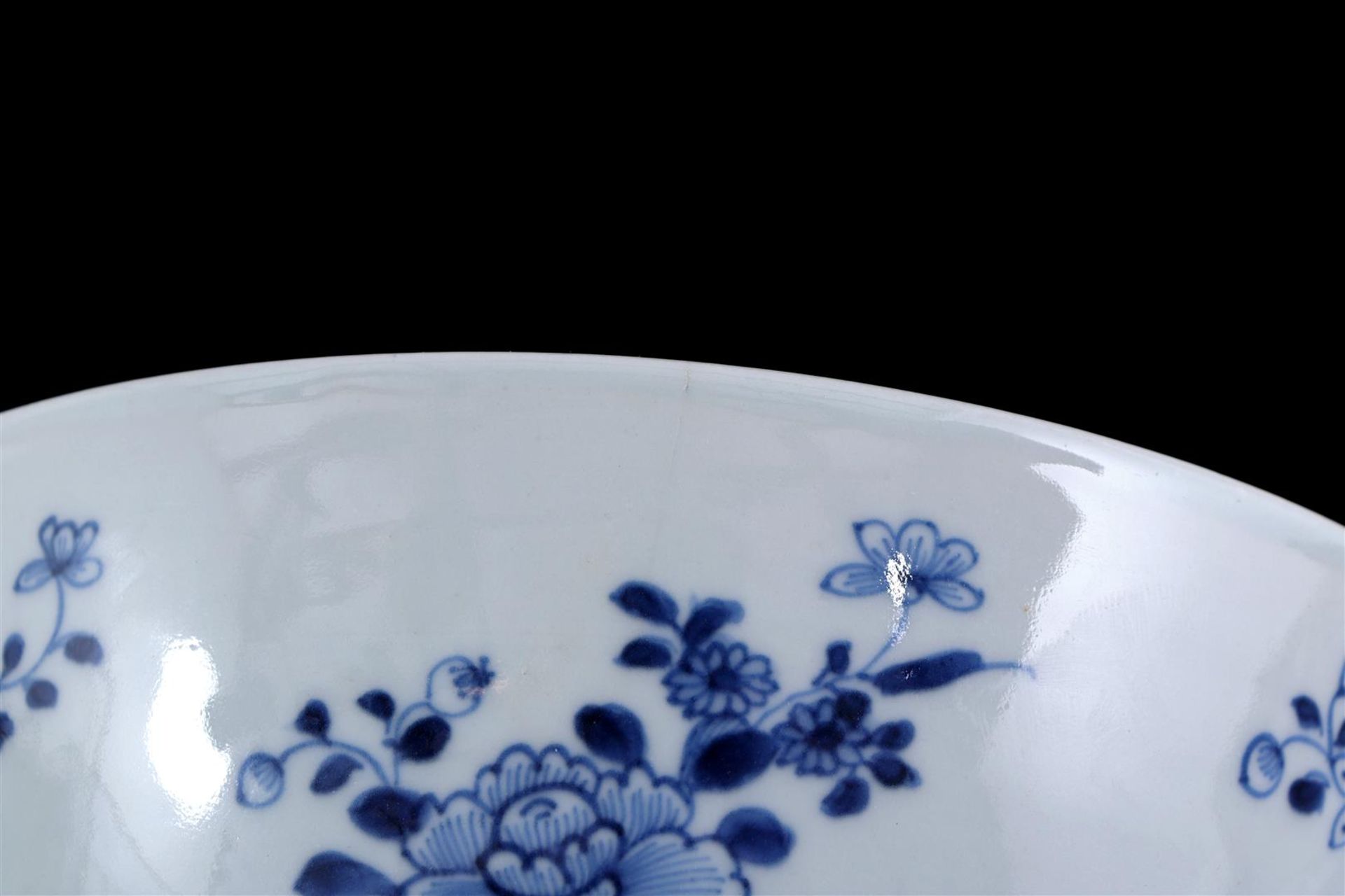 Porcelain bowl with blue decor of flowers, China ca. 1820 - Bild 3 aus 3