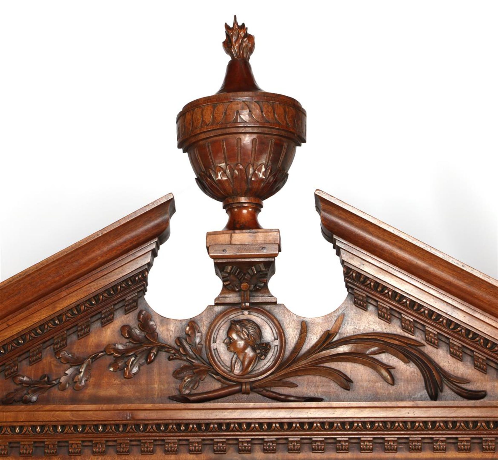 Mahogany veneer on oak cabinet with tympanum hood with vase on top - Bild 2 aus 11