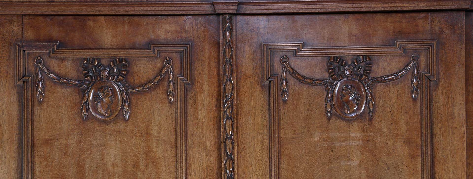 Mahogany veneer on oak cabinet with tympanum hood with vase on top - Bild 3 aus 11