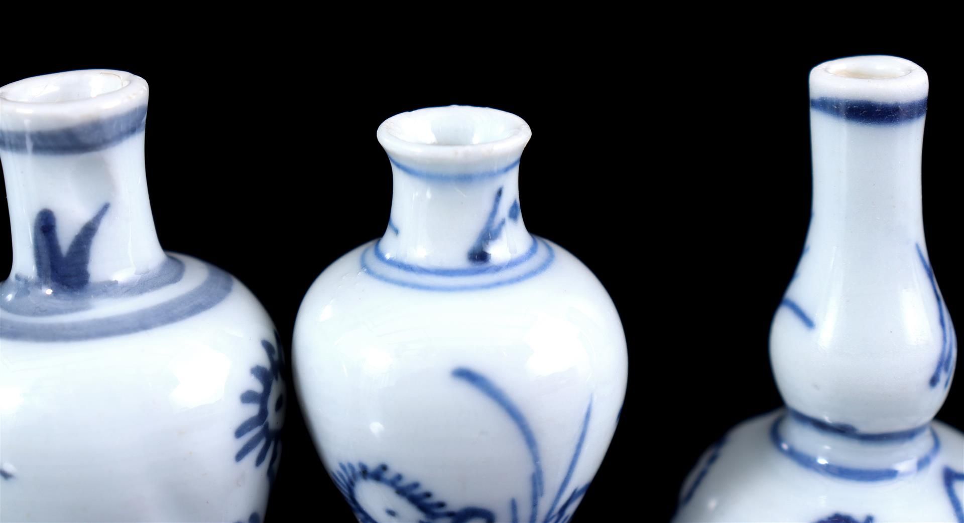 9 porcelain miniature vases with blue and white decor - Bild 6 aus 7