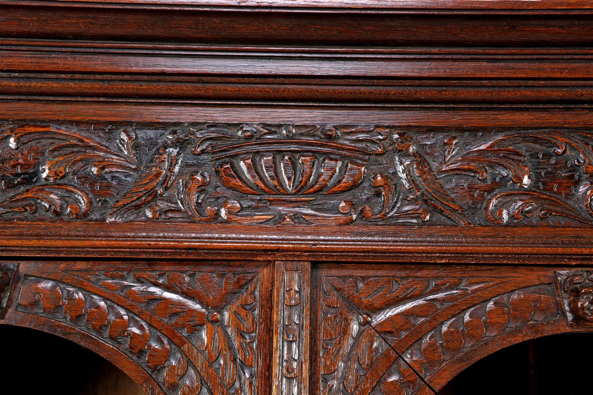 Oak fired display cabinet with straight hood rail, among others. lion heads - Bild 3 aus 3