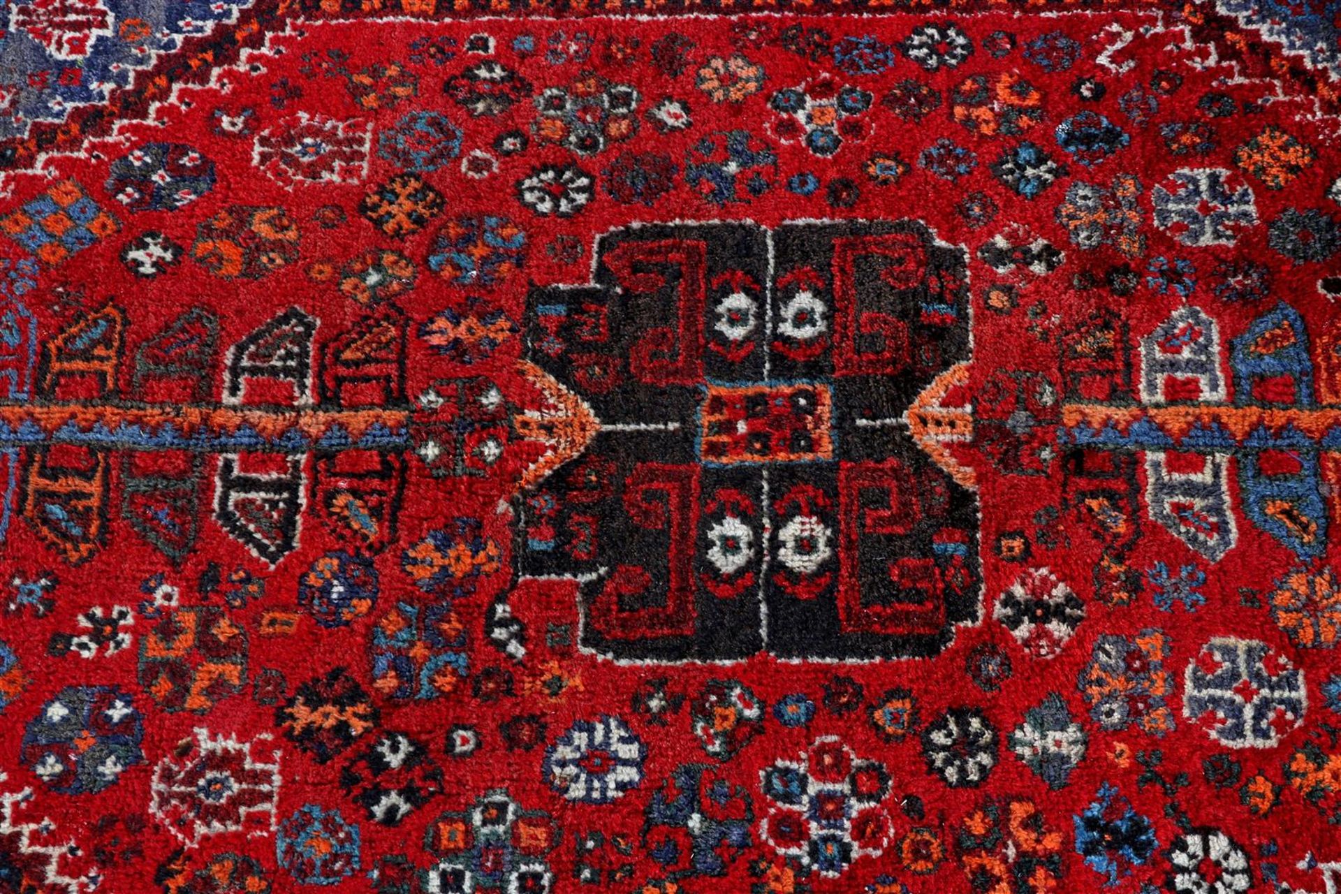 Oriental hand-knotted carpet - Bild 2 aus 3