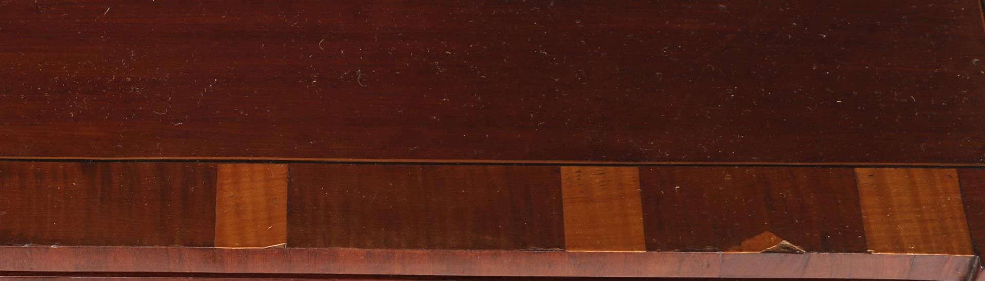 Mahogany veneer on oak game table  - Bild 2 aus 3
