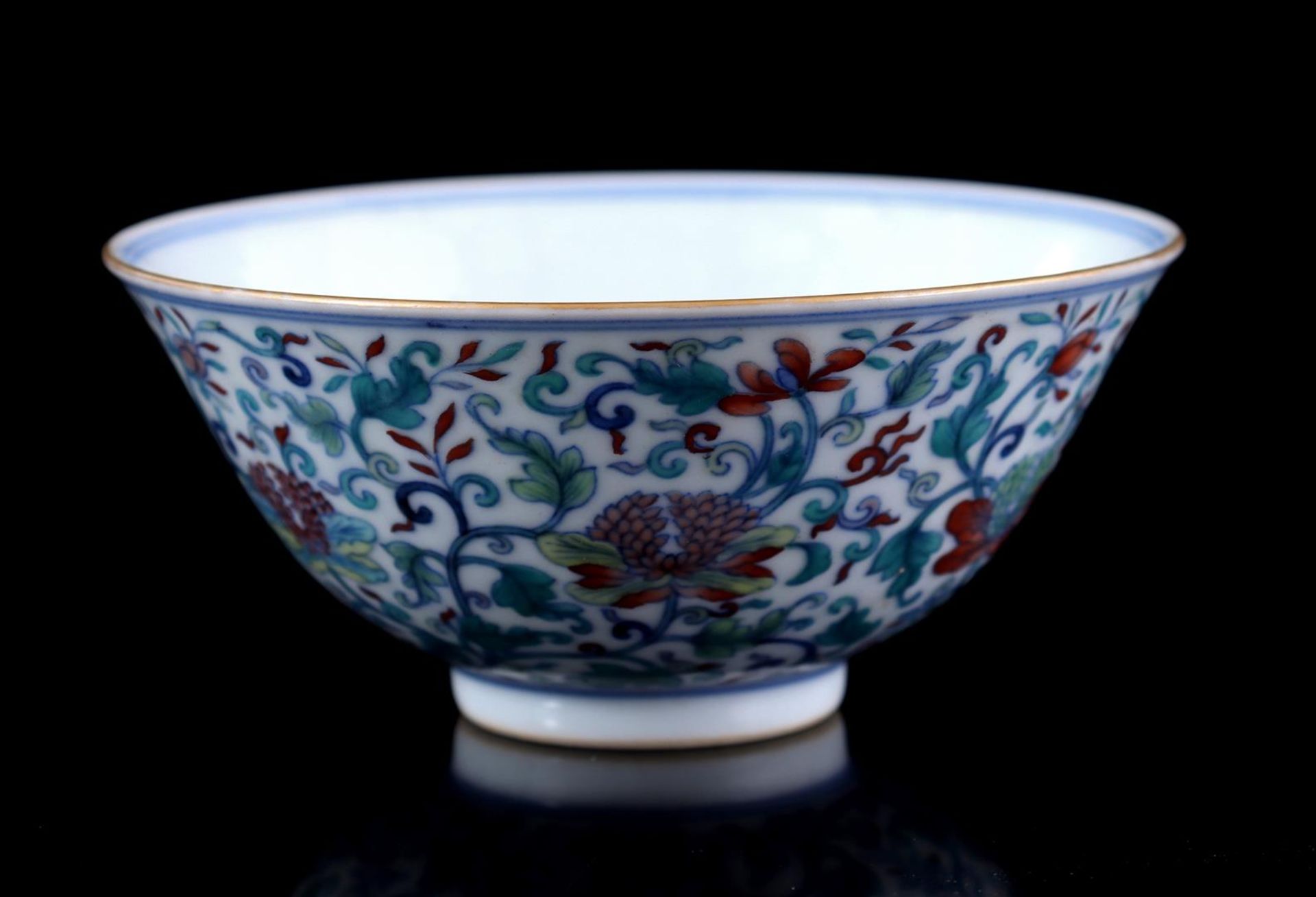 Porcelain bowl with floral décor