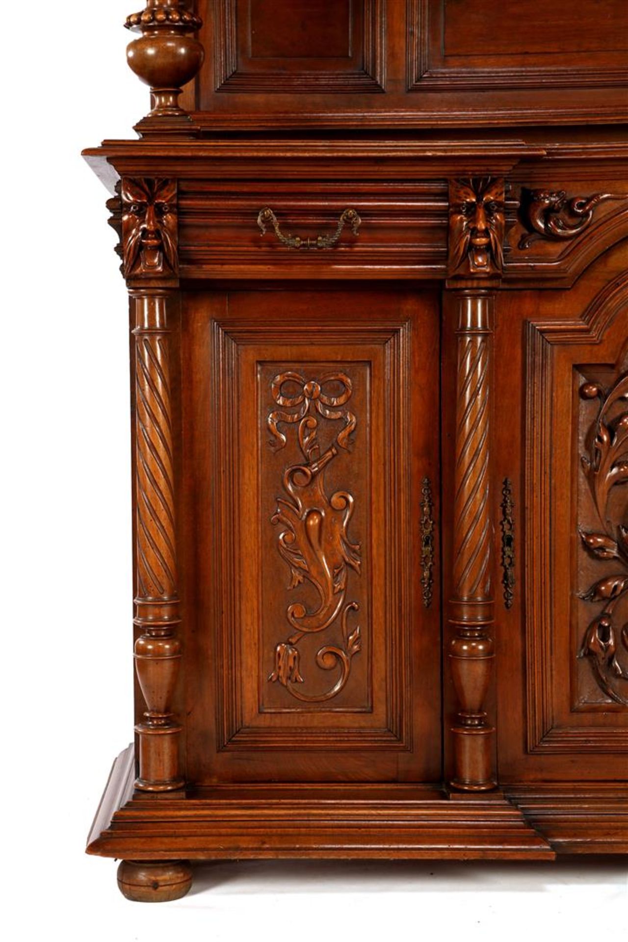 Walnut cabinet with richly carved décor - Bild 3 aus 5