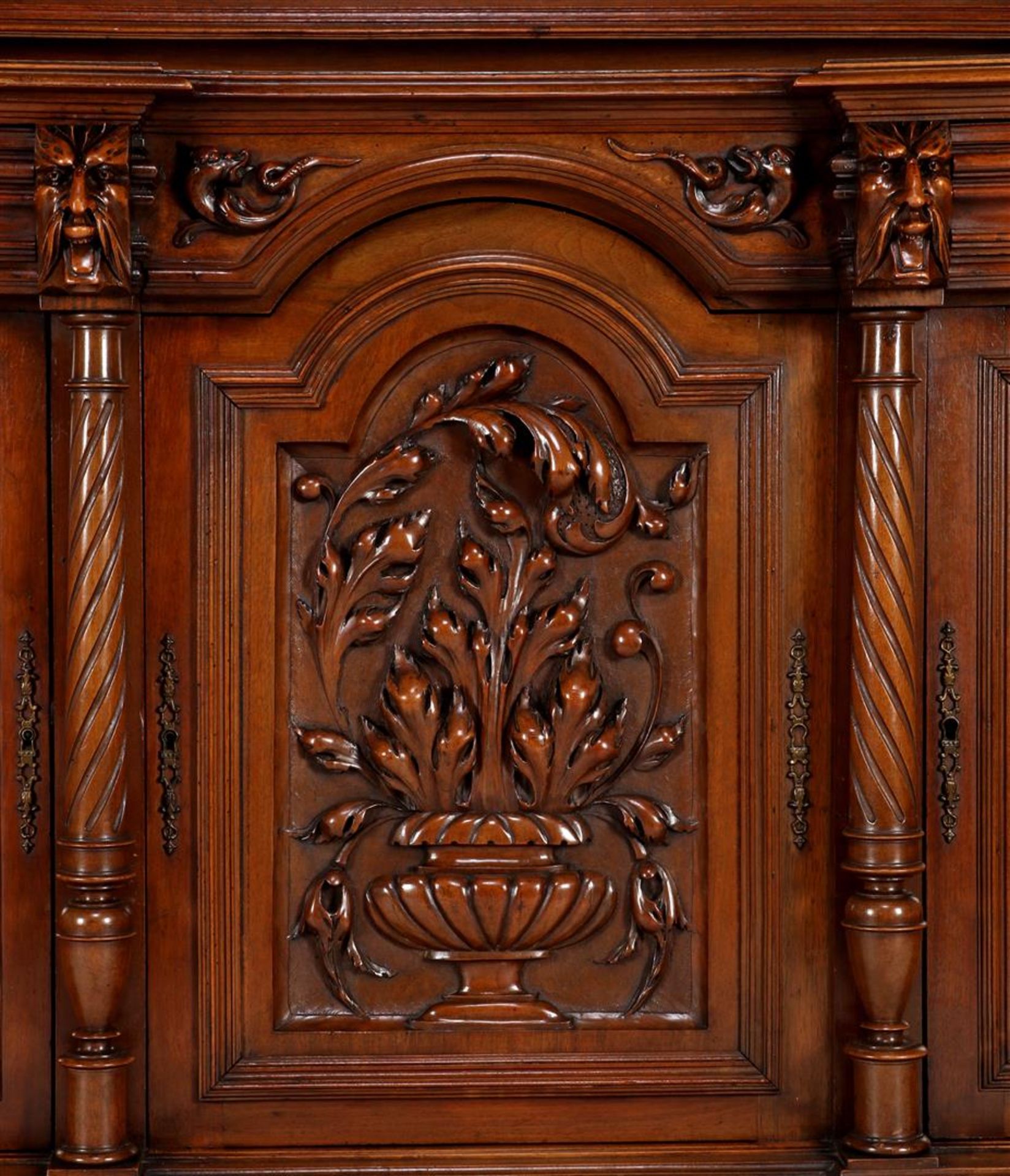 Walnut cabinet with richly carved décor - Bild 4 aus 5