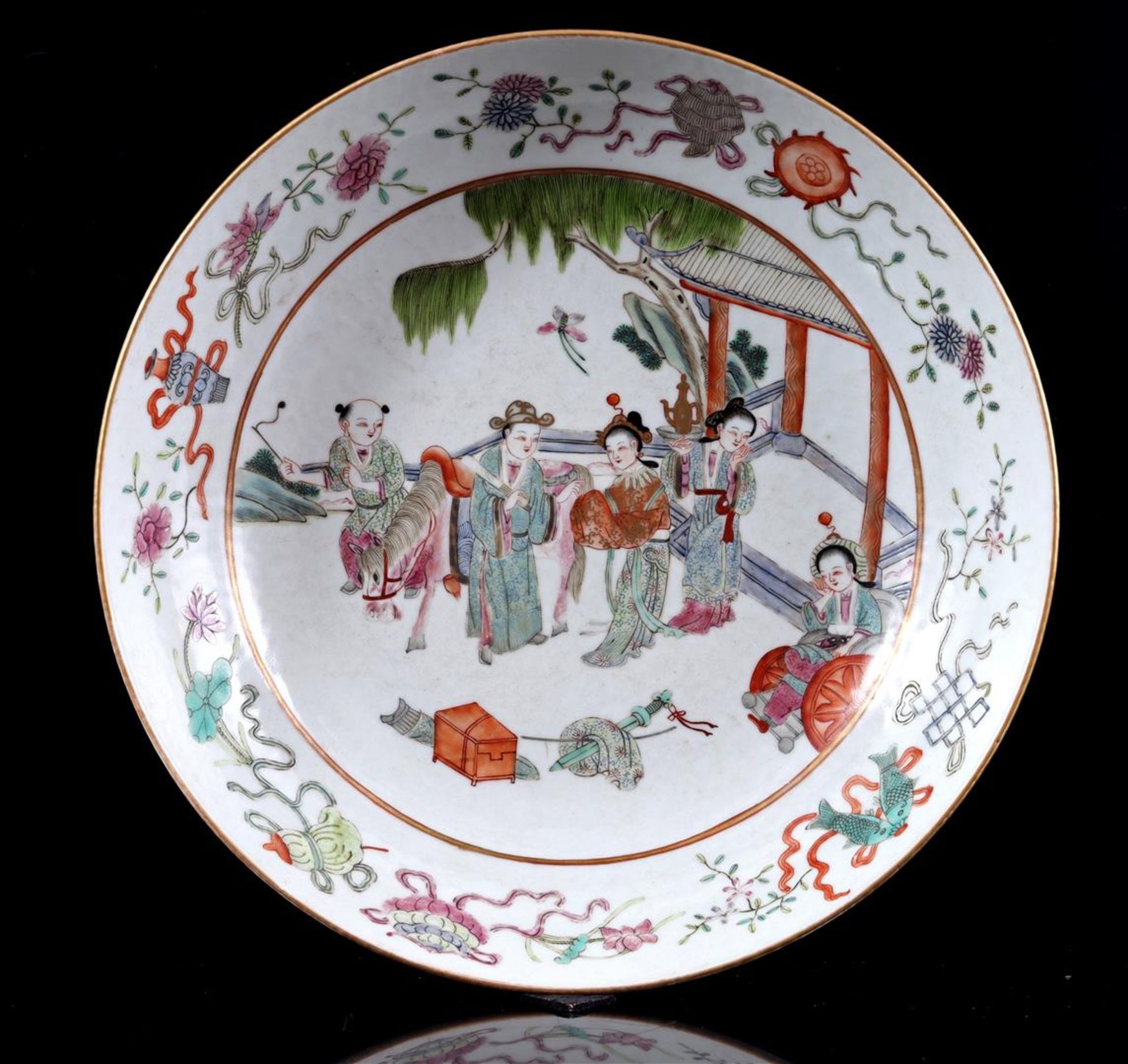 Porcelain dish with a decoration of people