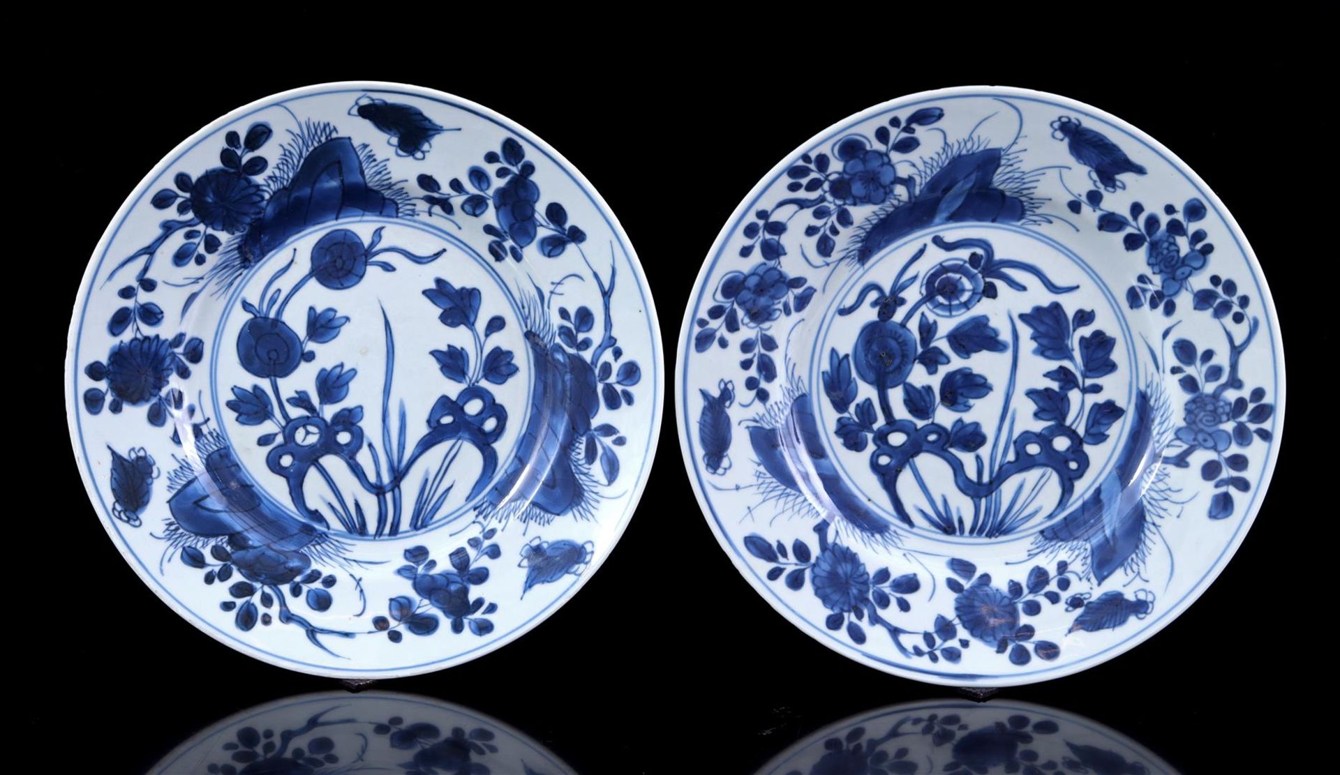2 porcelain dishes with floral décor