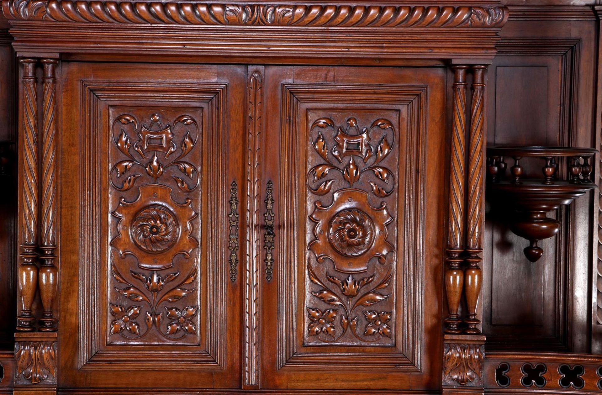 Walnut cabinet with richly carved décor - Bild 2 aus 5