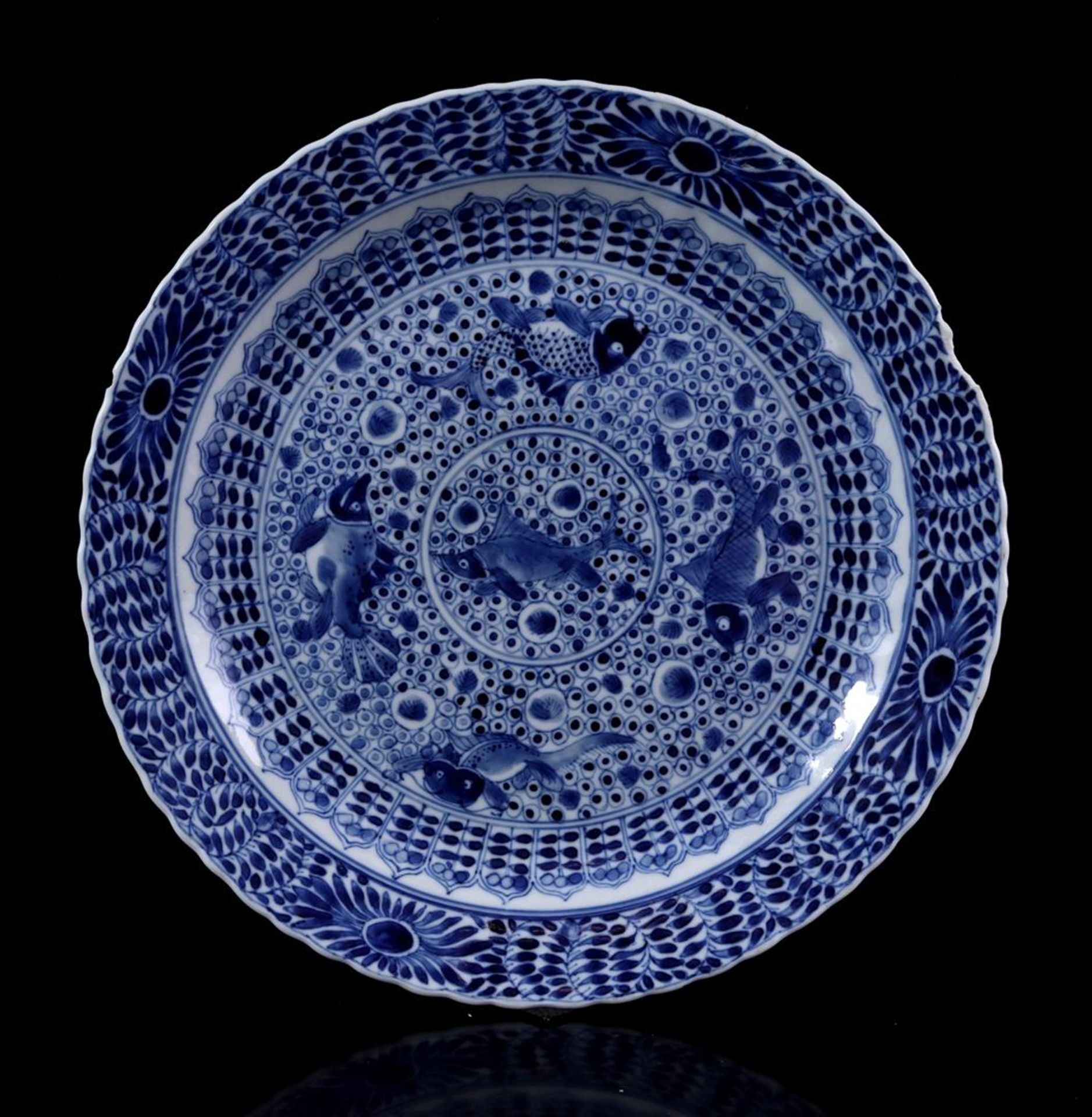 Porcelain dish with blue and white fish décor