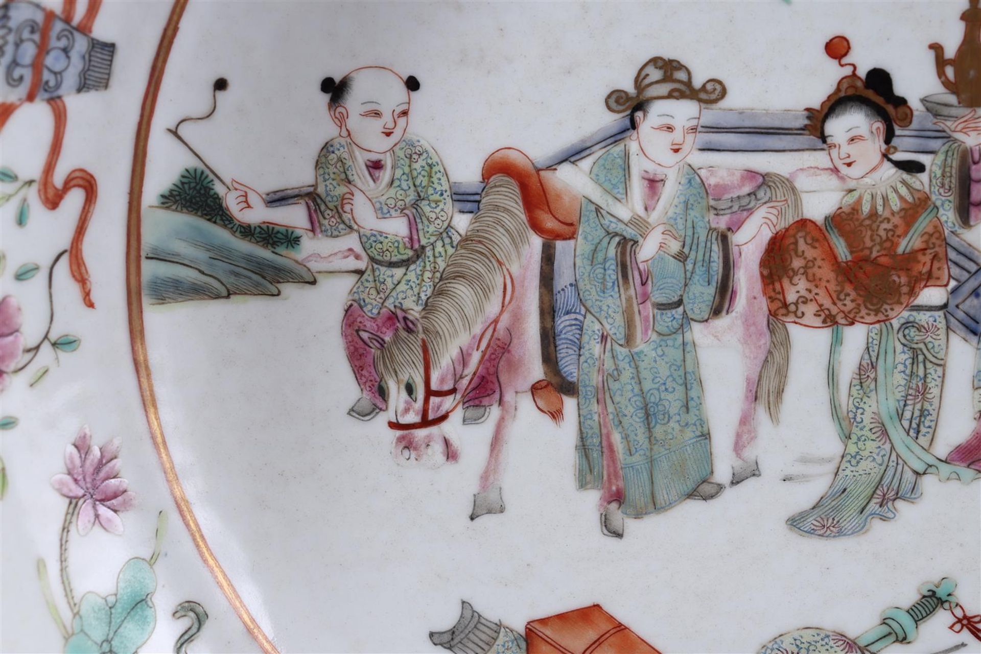 Porcelain dish with a decoration of people - Bild 2 aus 4