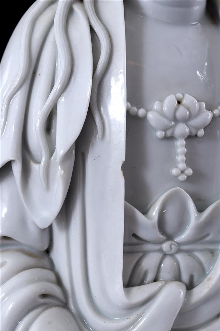 Porcelain statue of Guanyin - Image 5 of 16
