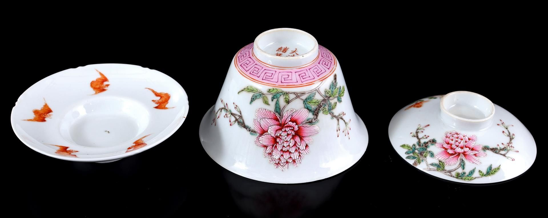 Porcelain Famille Rose lidded bowl - Image 2 of 7