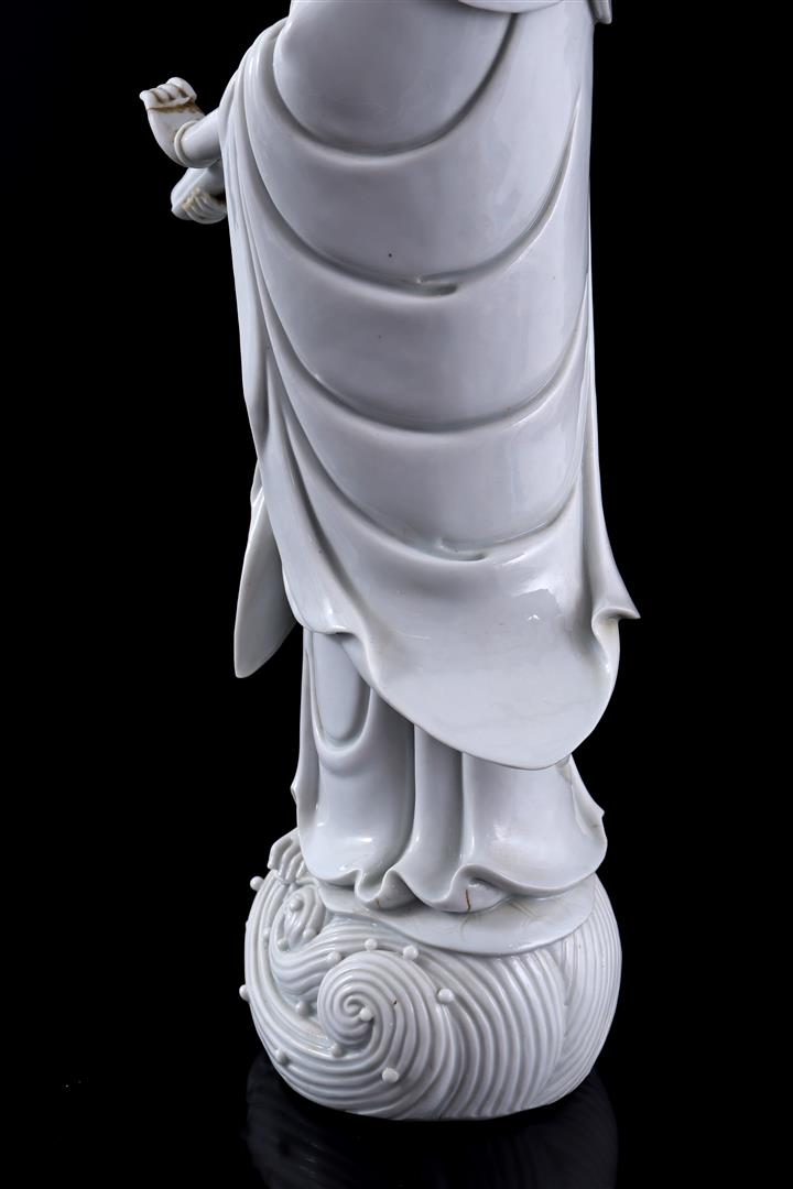Porcelain statue of Guanyin - Image 8 of 16