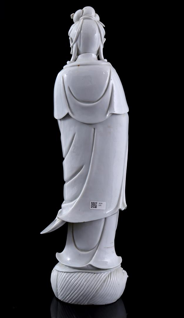 Porcelain statue of Guanyin - Image 9 of 16