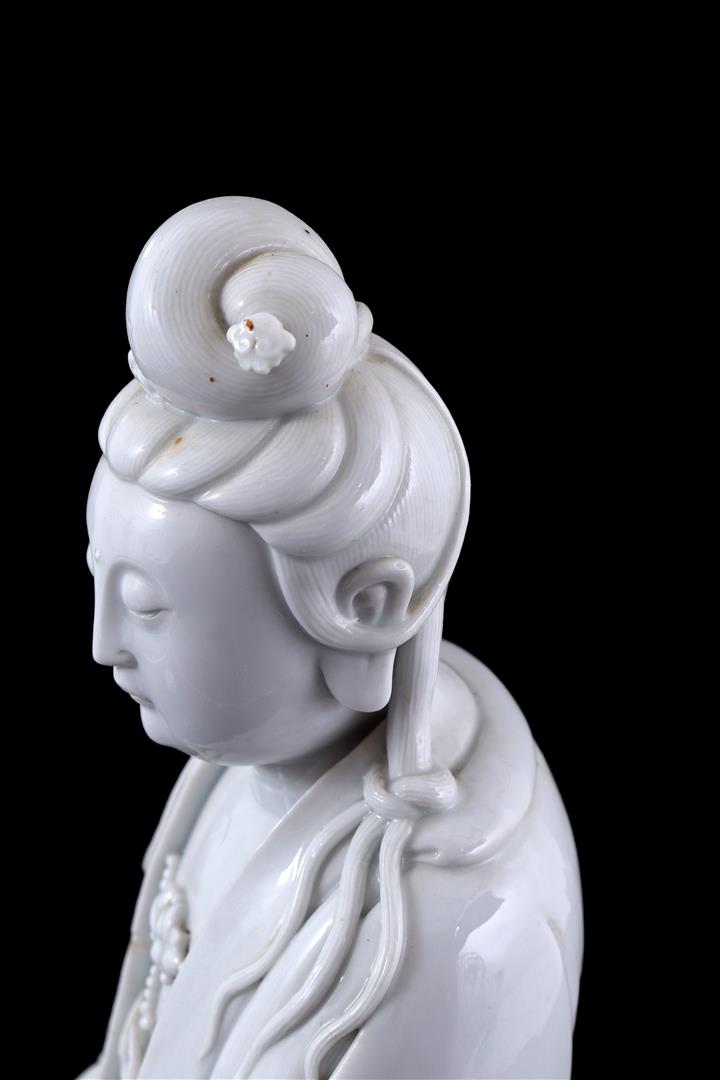 Porcelain statue of Guanyin - Image 7 of 16