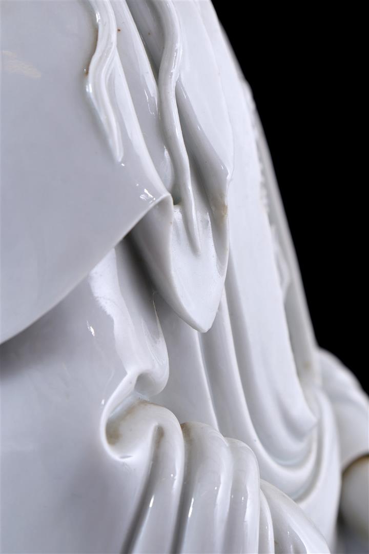 Porcelain statue of Guanyin - Image 13 of 16