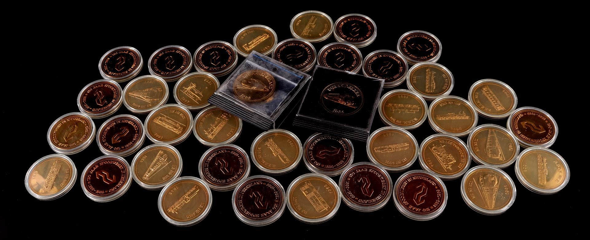 Lot 40 gilded bronze tokens