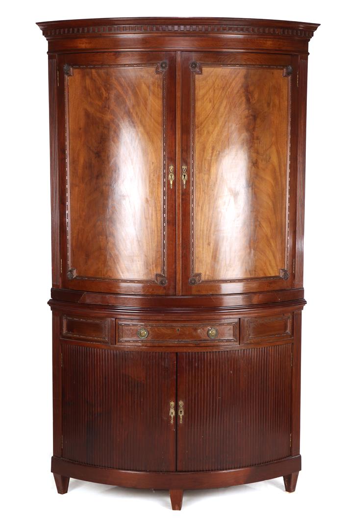 Corner cabinet