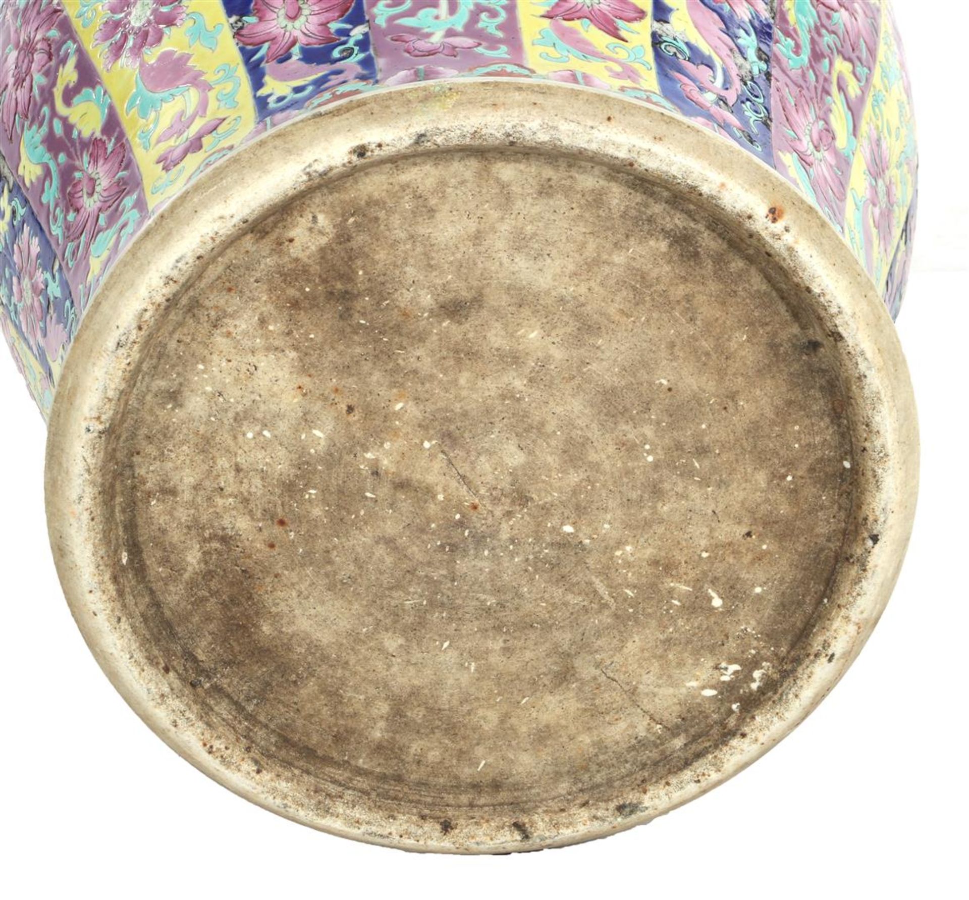 Porcelain pot - Image 5 of 8