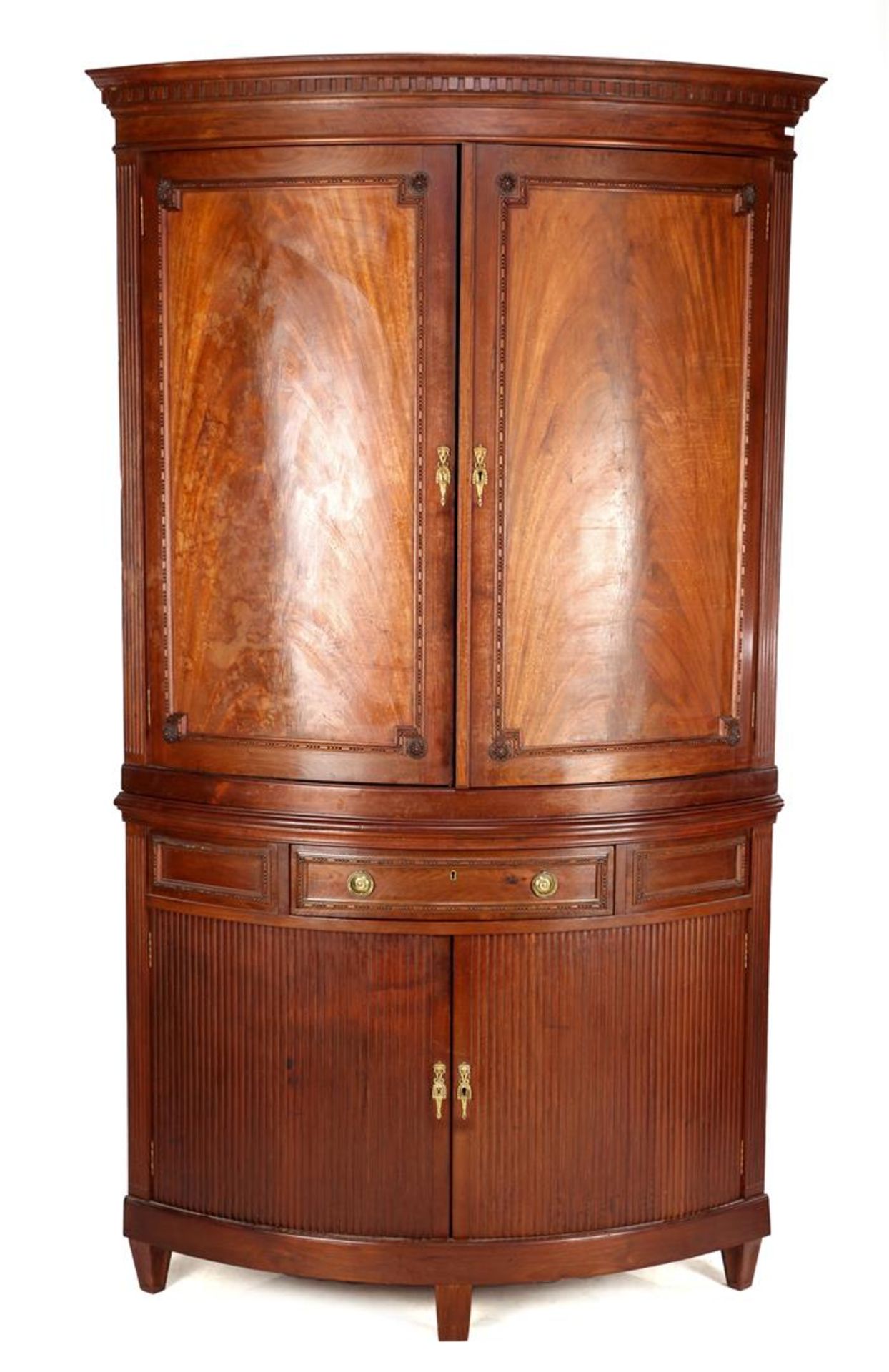 Corner cabinet