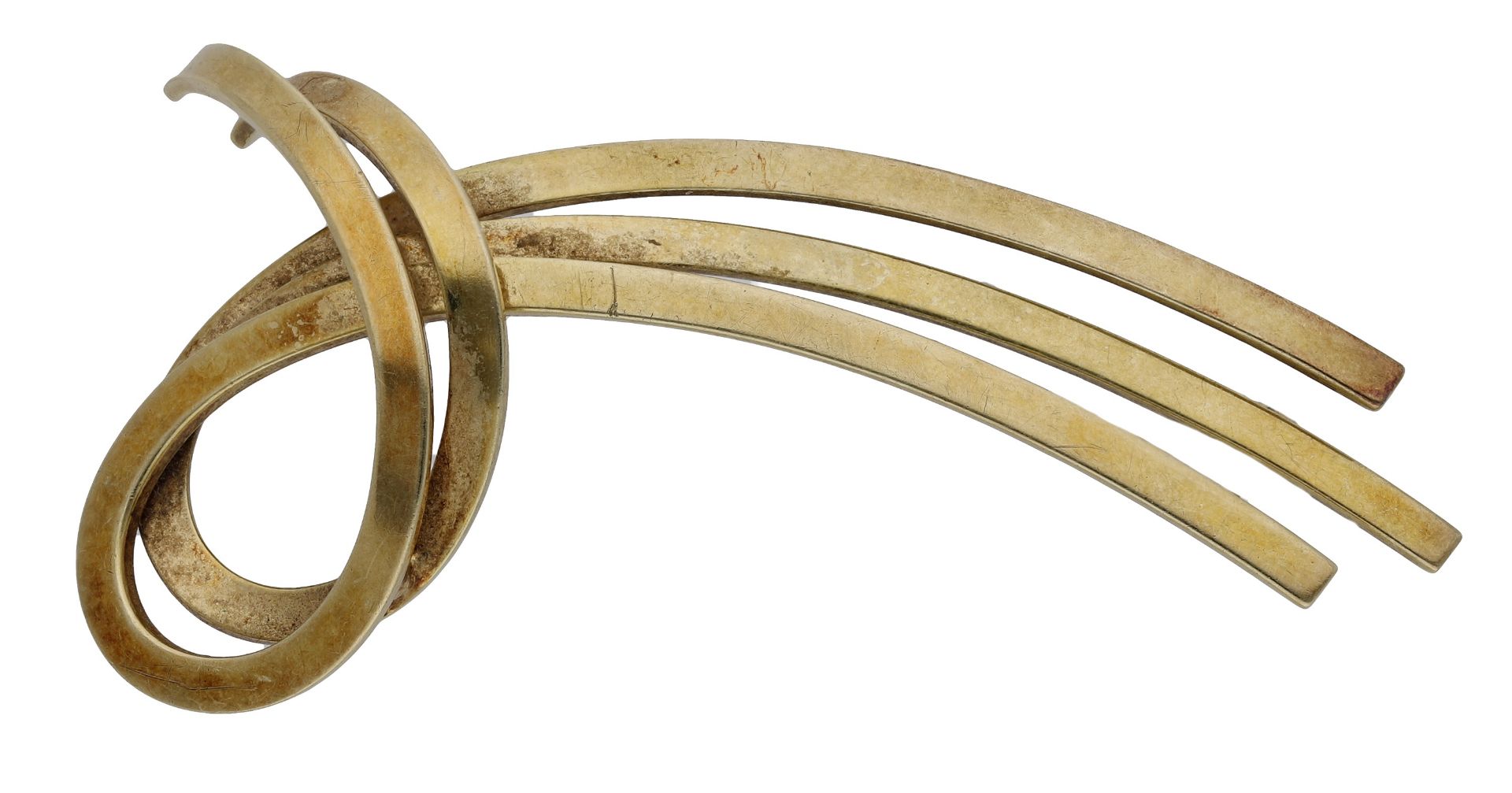 A stylised ribbon scroll brooch, with polished finish, stamped â€˜585â€™, length 49mm. Â£120-Â£150