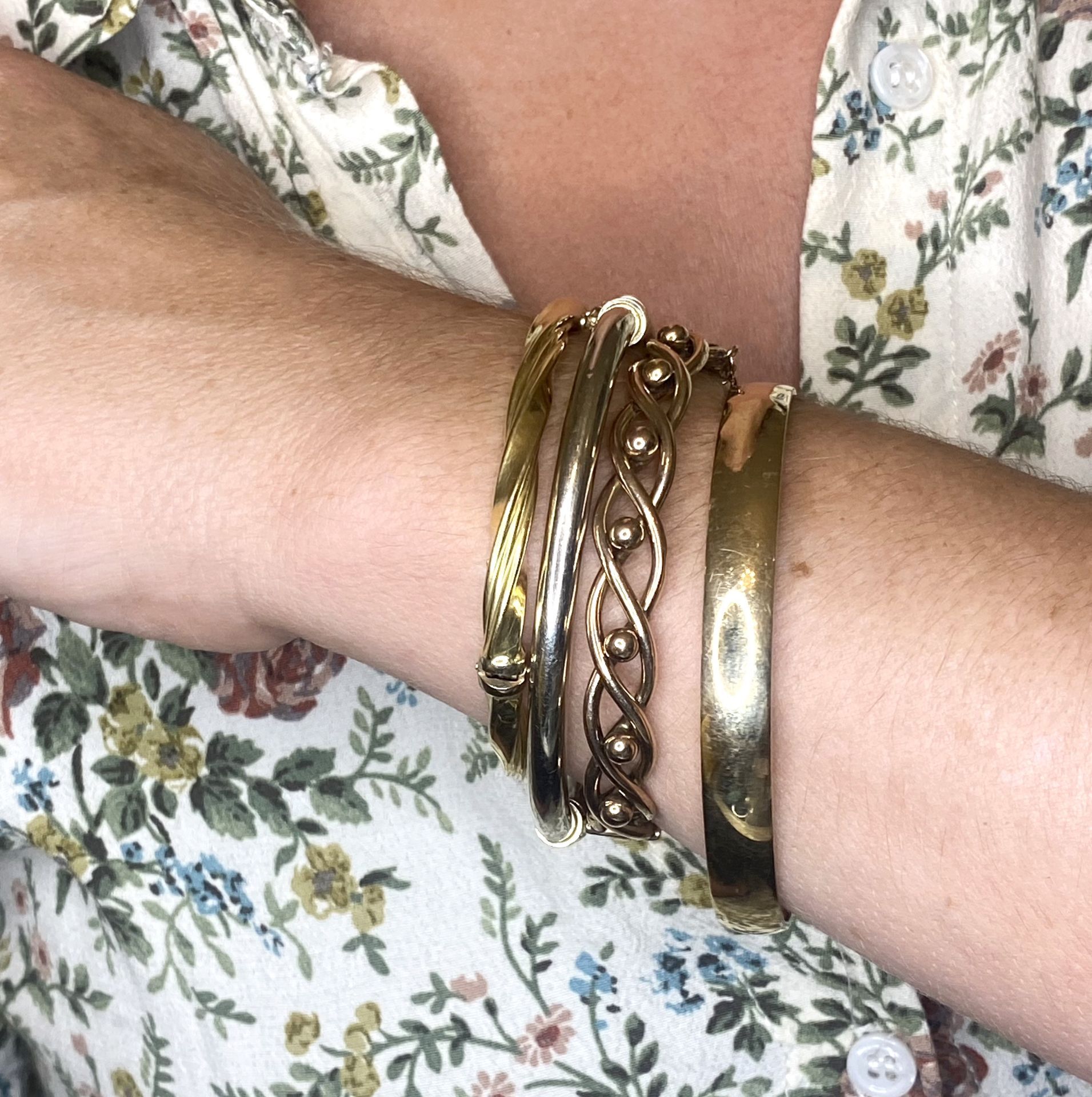 Four bangles, comprising a plain polished 9ct gold bangle, a hollow bangle, stamped â€˜14Kâ€™, an op - Image 2 of 2