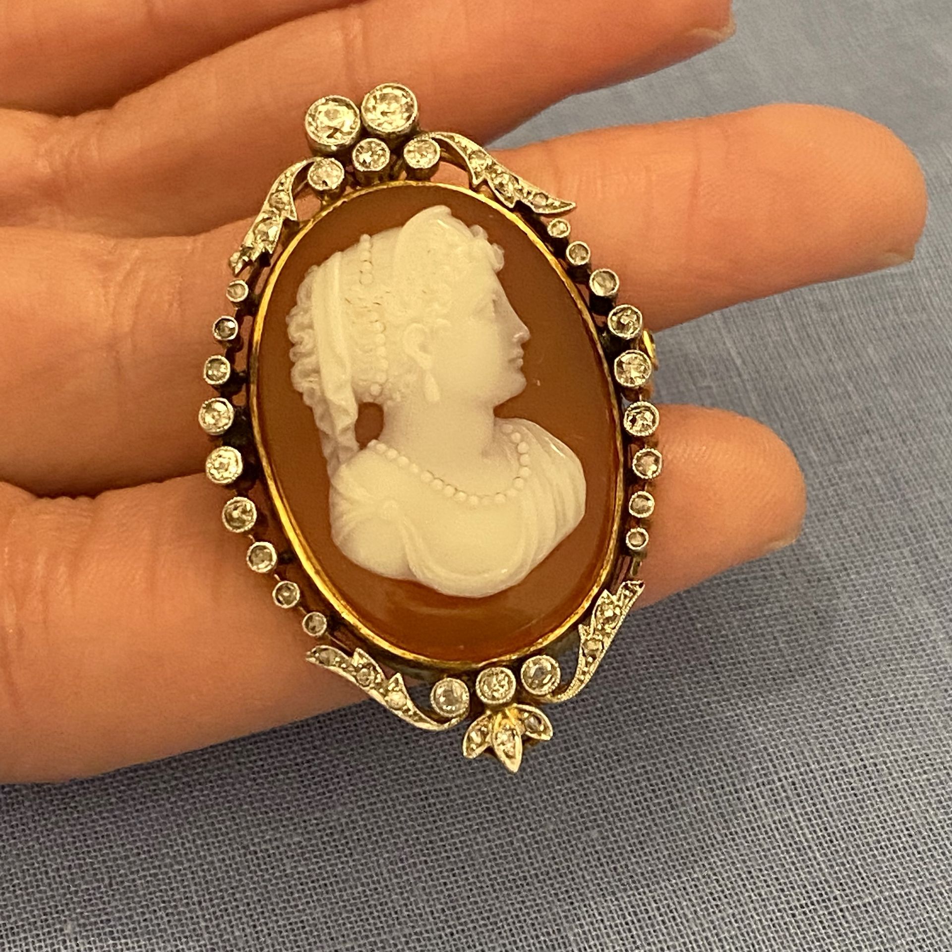 A late 19th century/early 20th century hardstone cameo and diamond brooch, carved to depict... - Image 3 of 3