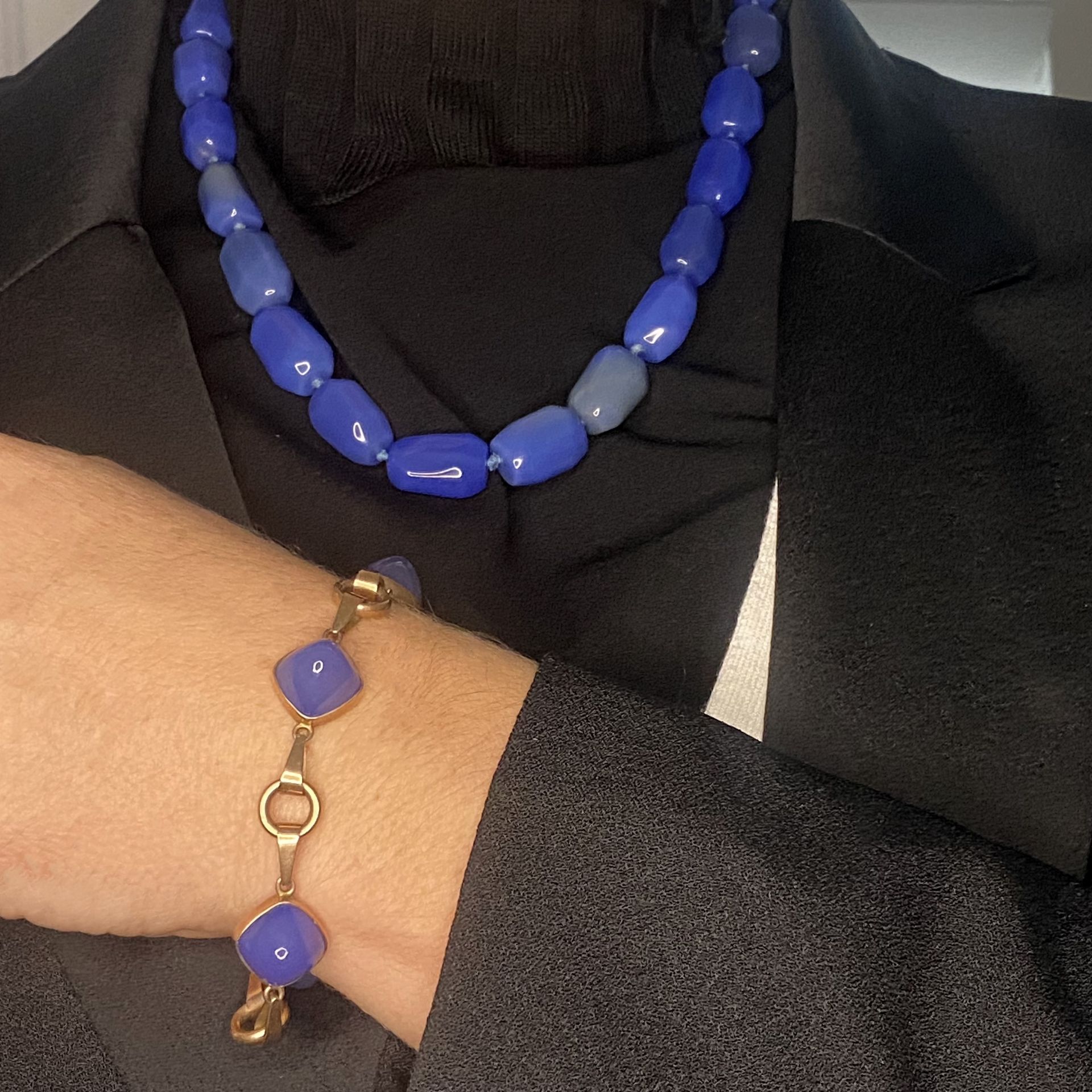 A blue chalcedony necklace and bracelet, the stained blue chalcedony faceted beads strung as... - Image 3 of 3