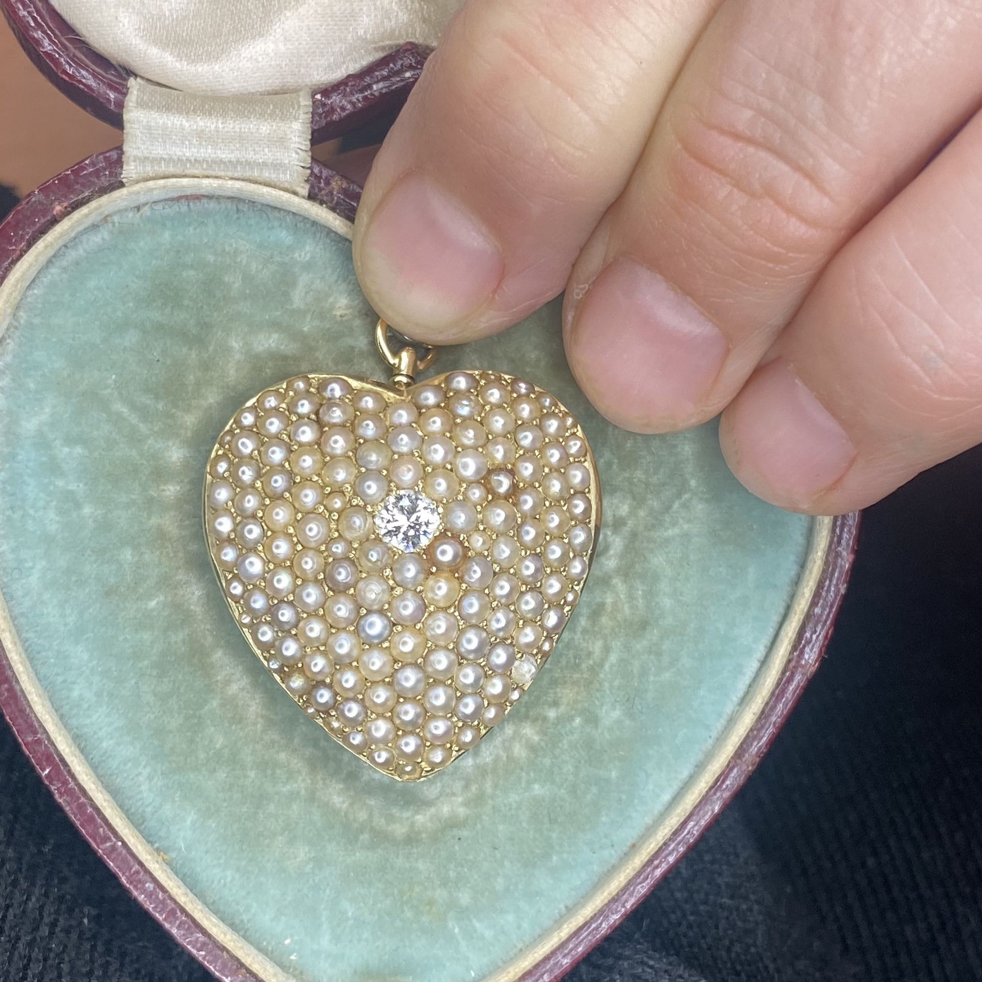 A diamond and seed pearl heart brooch / pendant, set with an old brilliant-cut diamond in a... - Image 4 of 4