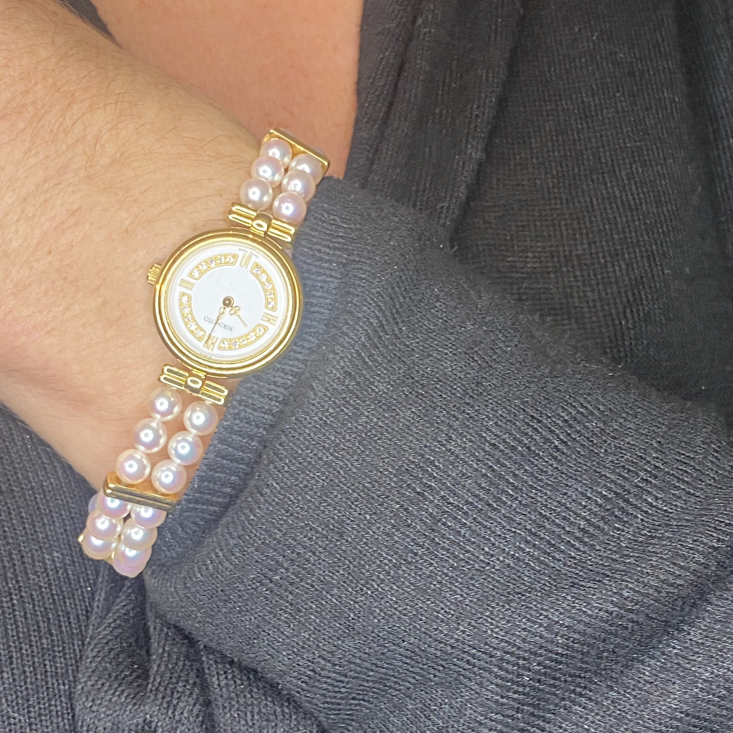 Mikimoto. A lady's gold and cultured pearl bracelet watch, circa 2000. Movement: quartz, 12... - Image 3 of 3