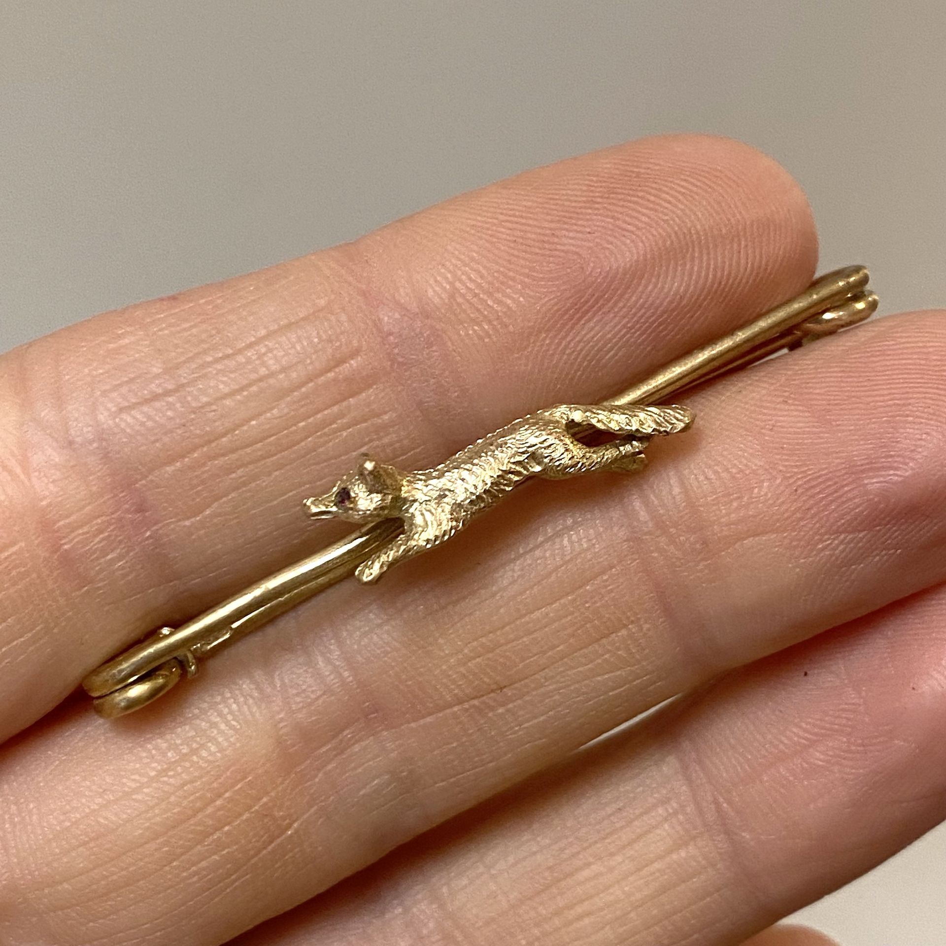 A 9ct gold fox bar brooch, realistically modelled, the fox motif applied to a safety-pin bro... - Image 3 of 3