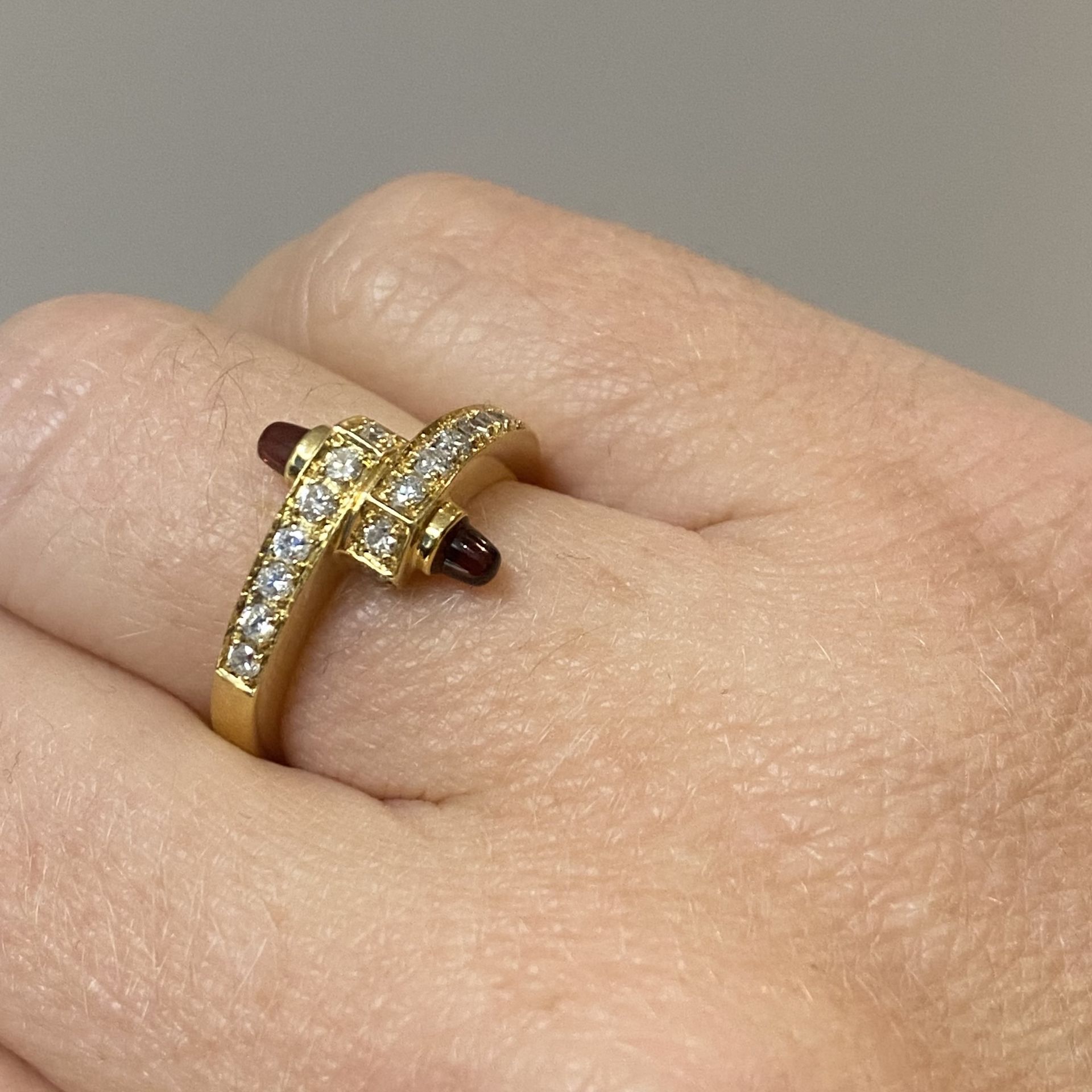 An 18ct gold diamond and garnet crossover ring, set with a series of brilliant-cut diamonds... - Image 3 of 3