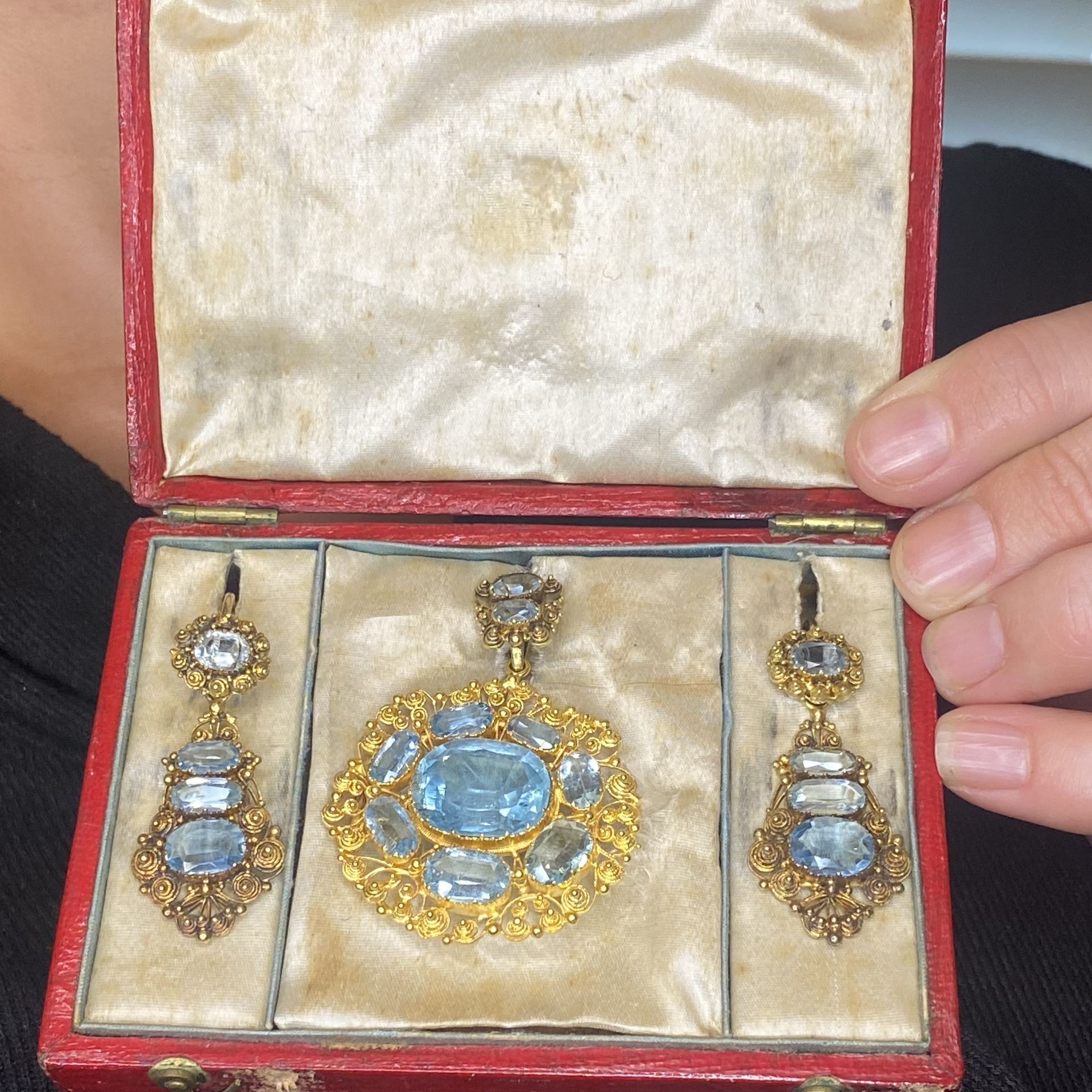 A Georgian aquamarine pendant / brooch and earring suite, set with a cluster of cushion-shap... - Image 4 of 4