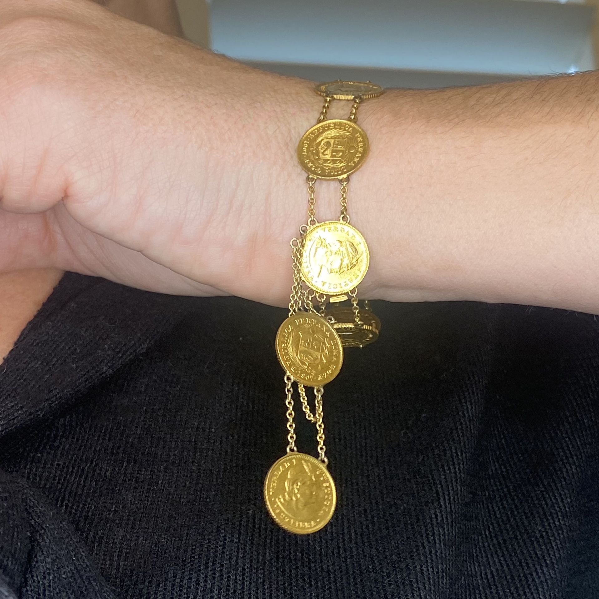 A gold coin bracelet, formed as a series of ten 1907 Peru 1/5 libra coins, between chain con... - Image 3 of 3
