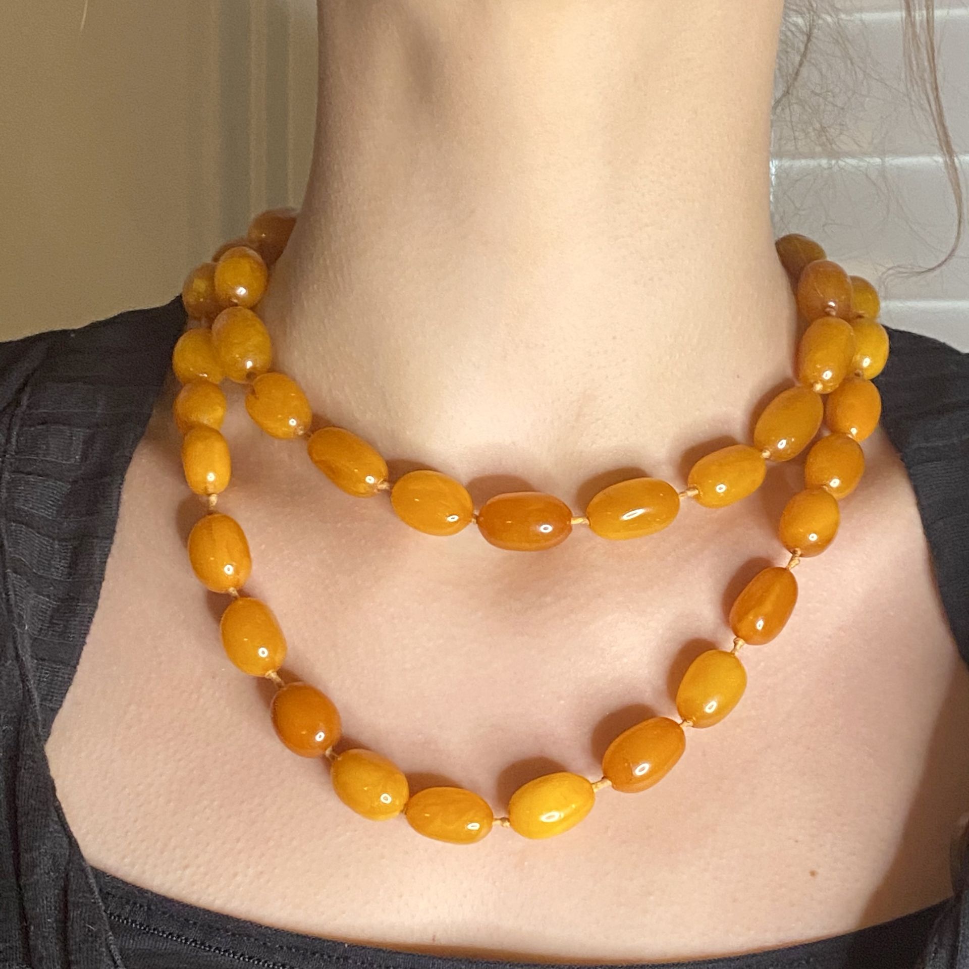 A Baltic amber bead necklace, strung as a single row of polished oval beads, measuring appro... - Image 2 of 2