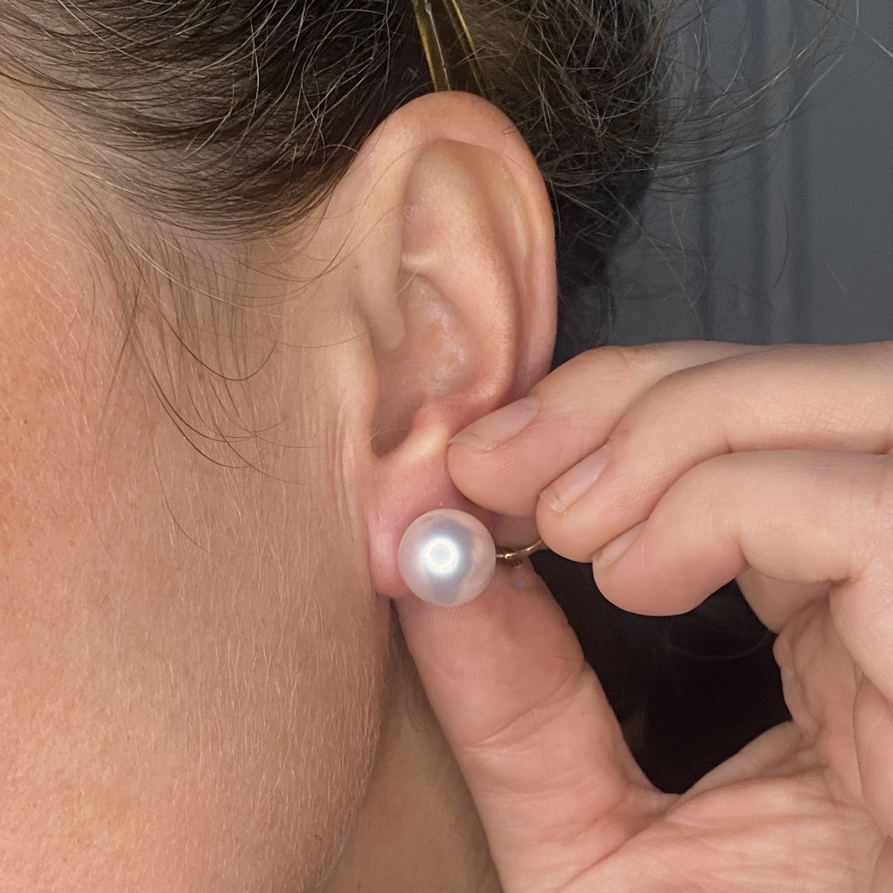 A pair of cultured pearl ear studs, with silver-pink overtones, to post fittings, diameter 1... - Image 3 of 3