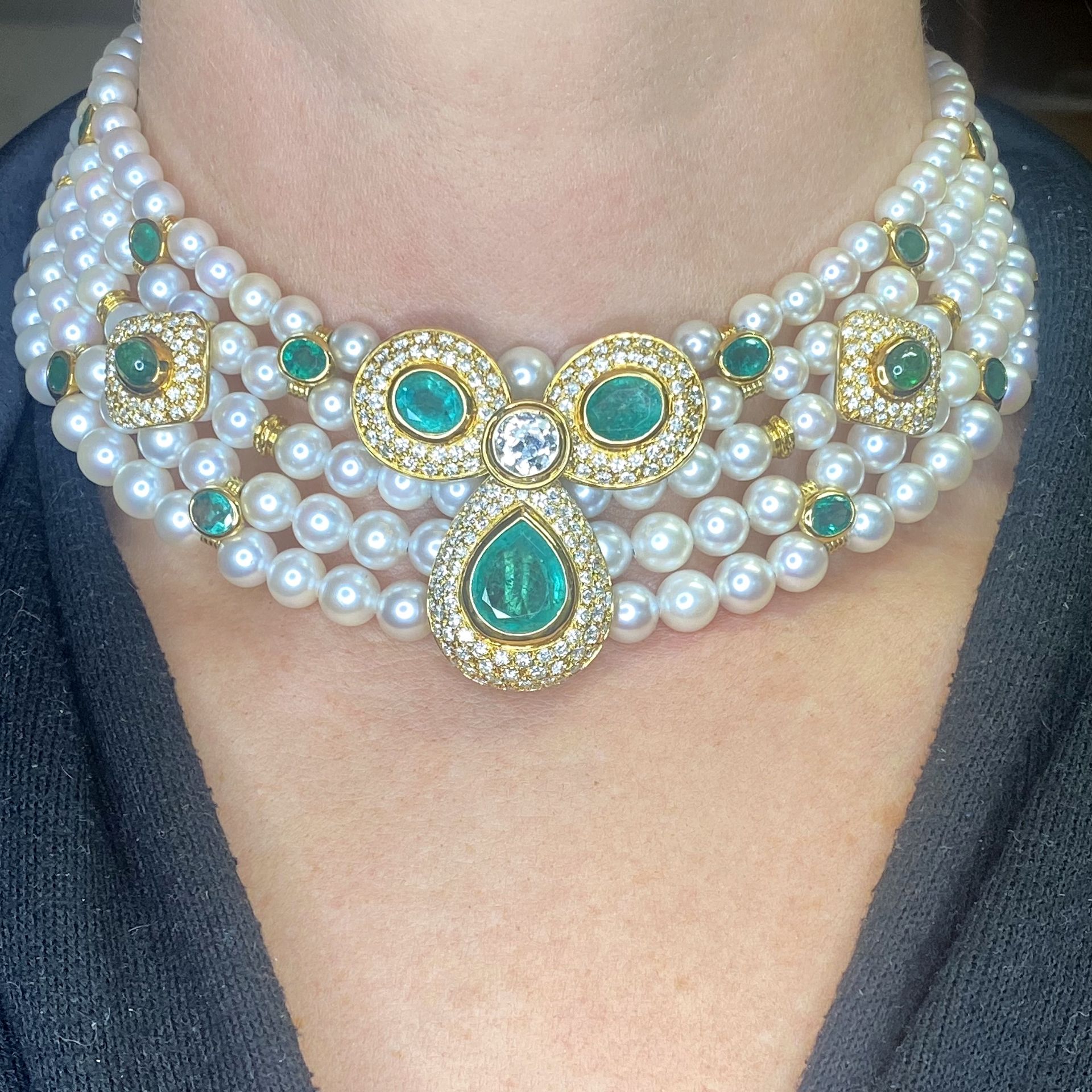 An emerald, diamond and cultured pearl collar, the five rows of graduated cultured pearls in... - Image 4 of 4