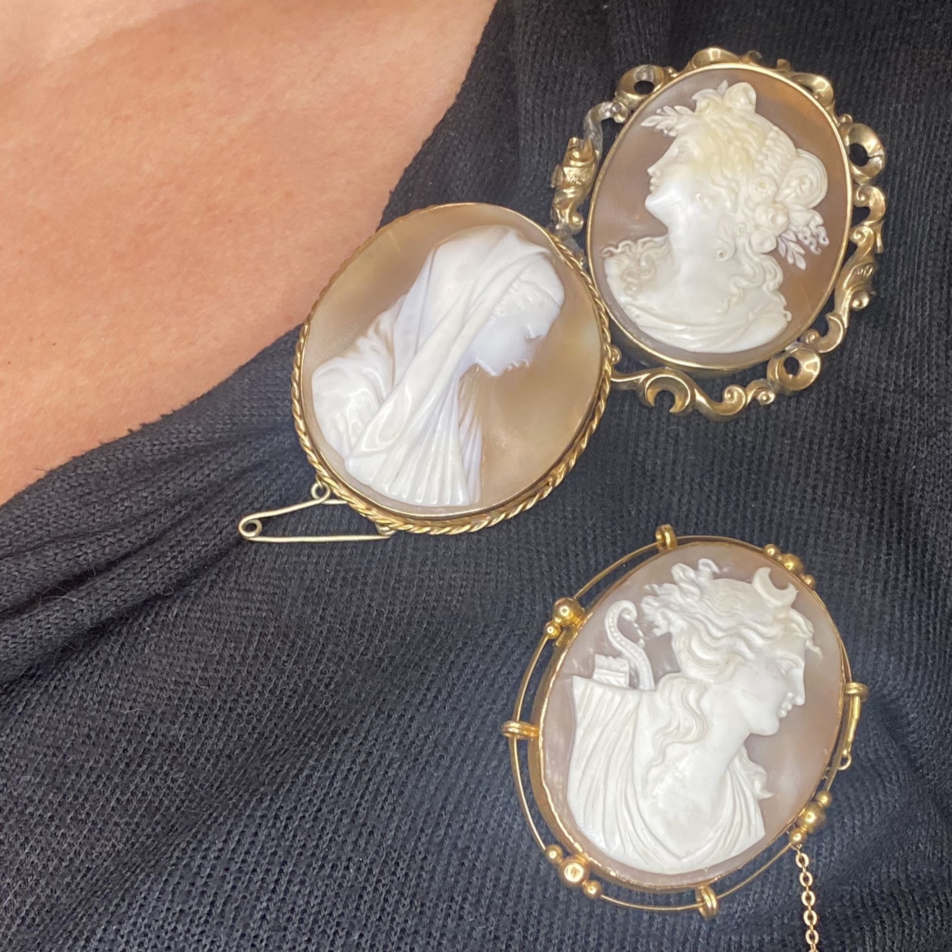 Three late 19th/early 20th century shell cameo brooches, the first carved to depict Diana th... - Bild 3 aus 3