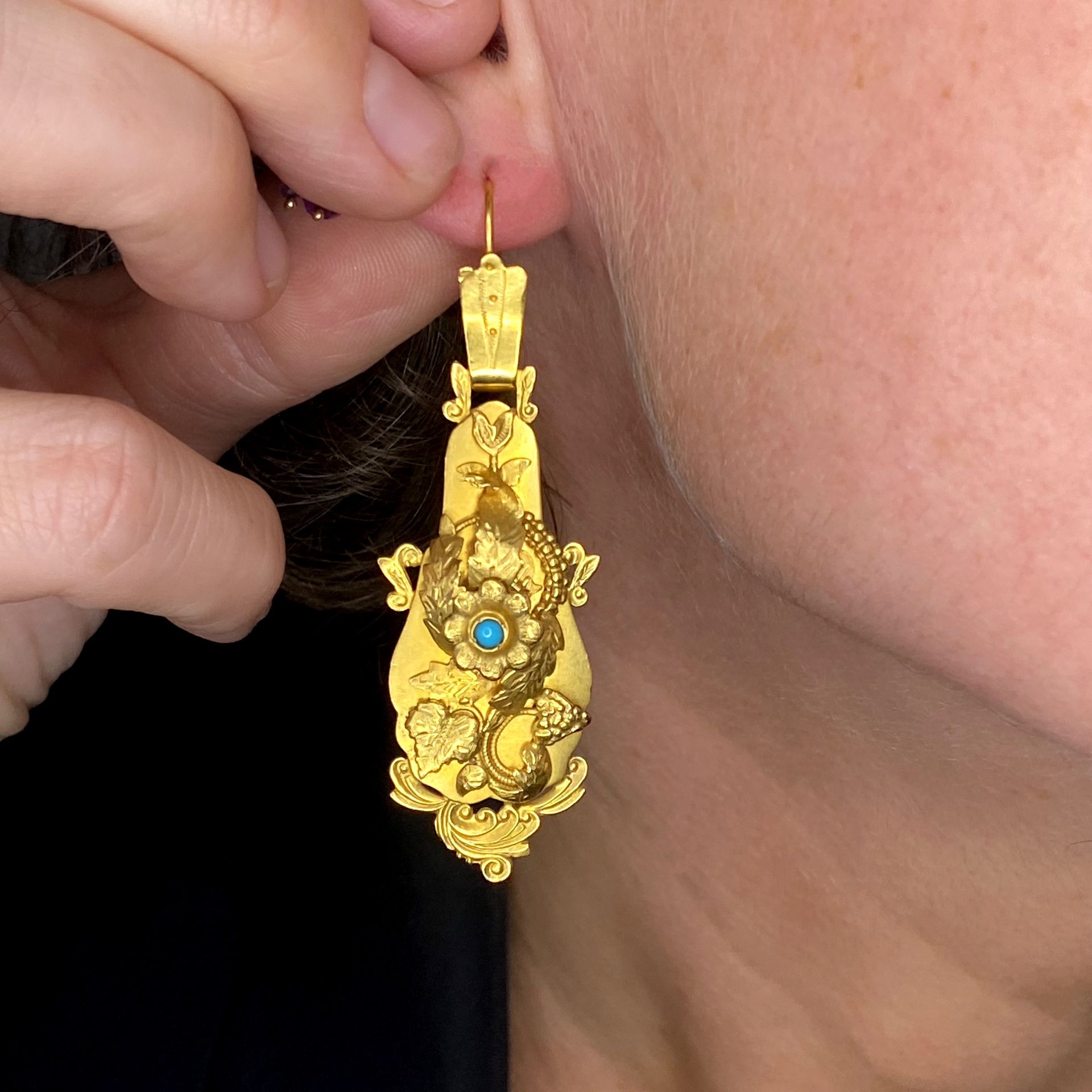 A pair of gold earrings, the decorative bloomed gold earrings with applied scroll, foliate a... - Image 3 of 3