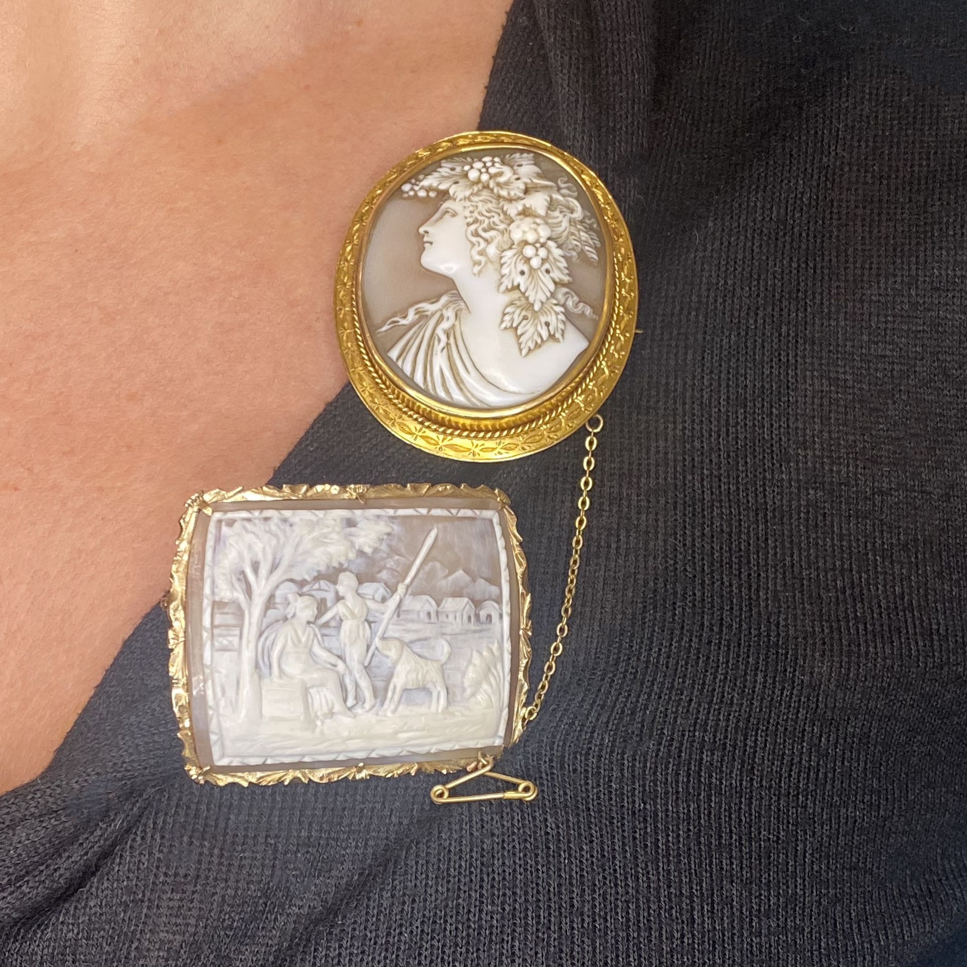 A 19th century shell cameo brooch, carved to depict a bacchante in profile, with fruiting vi... - Image 3 of 3