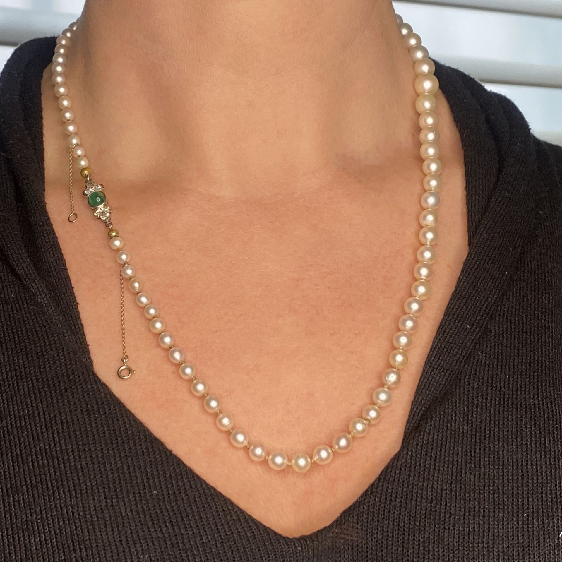 A cultured pearl necklace, the graduated strand of cultured pearls terminating in a transiti... - Image 4 of 4