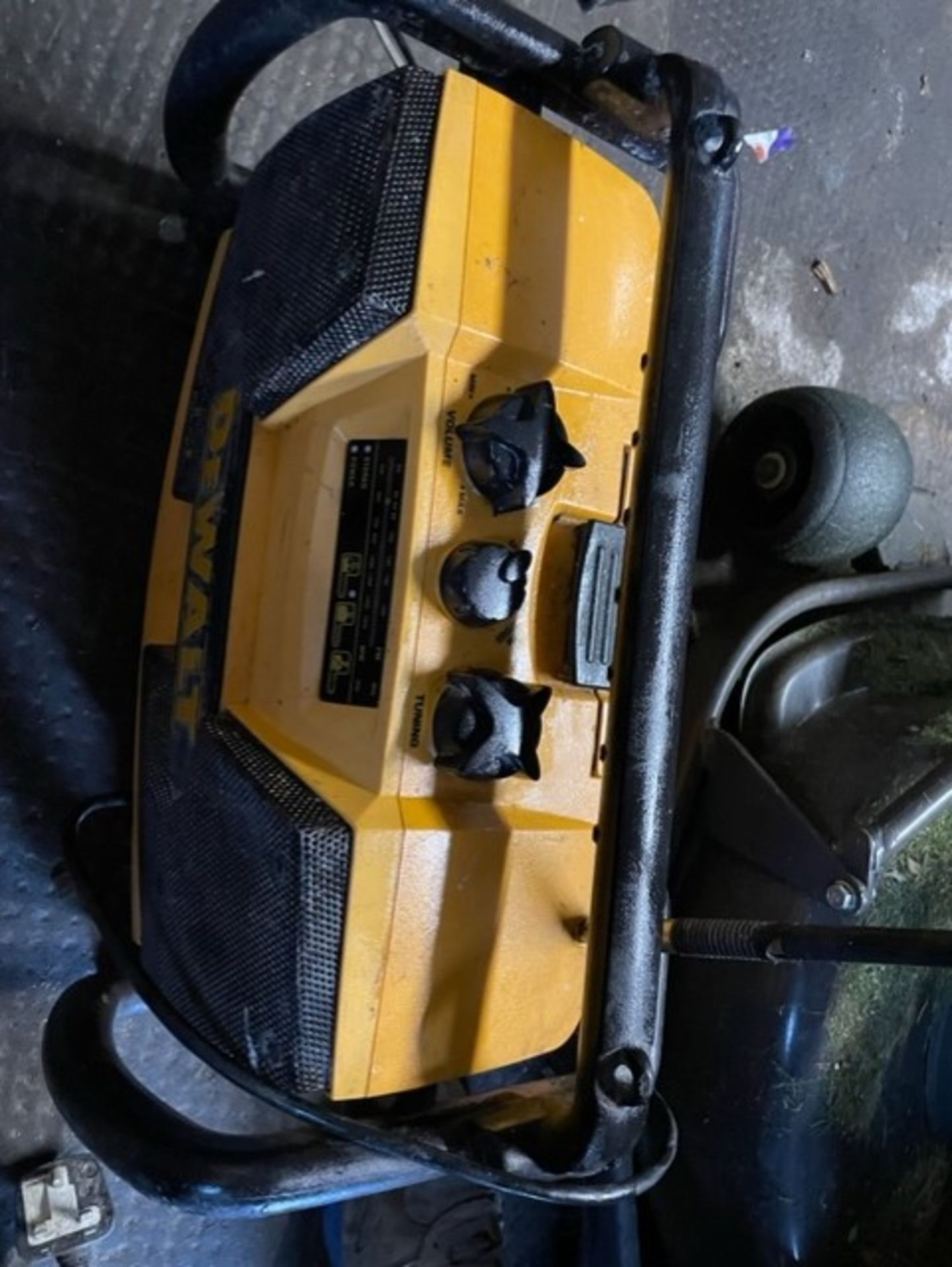 Dewalt radio switch’s on and plays