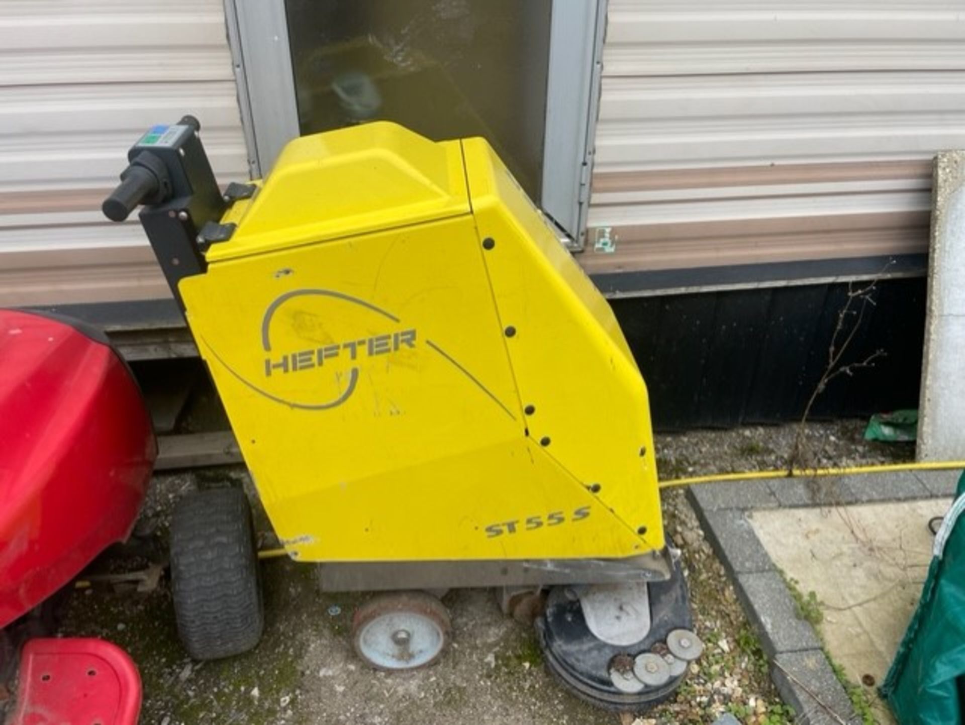 Hefter sweeper that is pretty quick on its job but been outside a while was working when it was