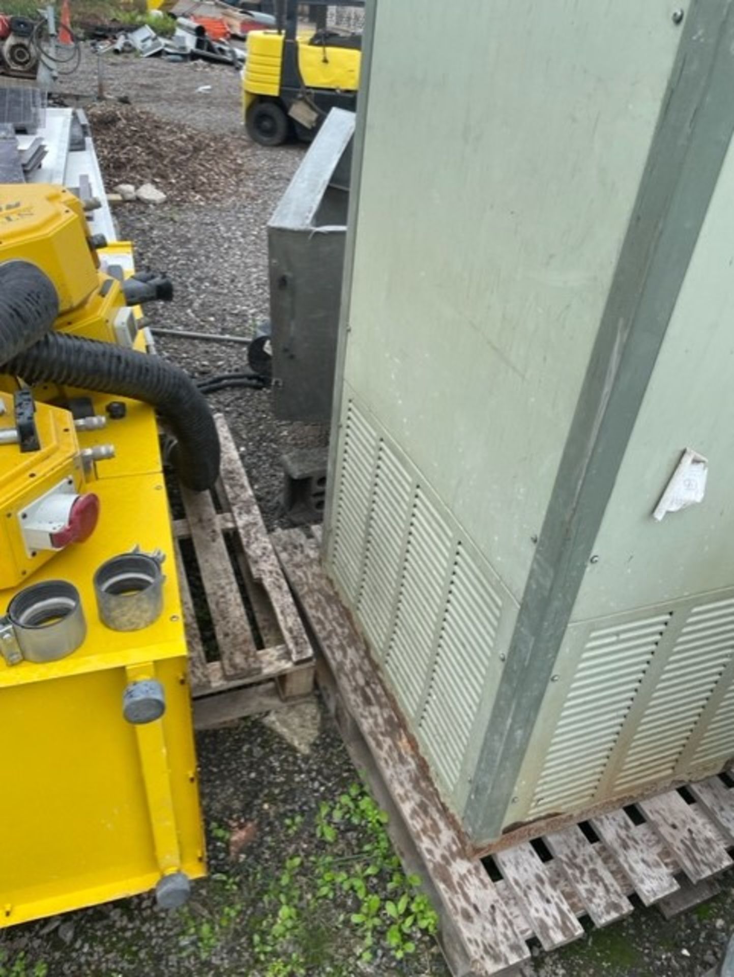 Big kerosene heater for big workshop this stands 2 metres tall and kicks off some heat in full - Image 2 of 4