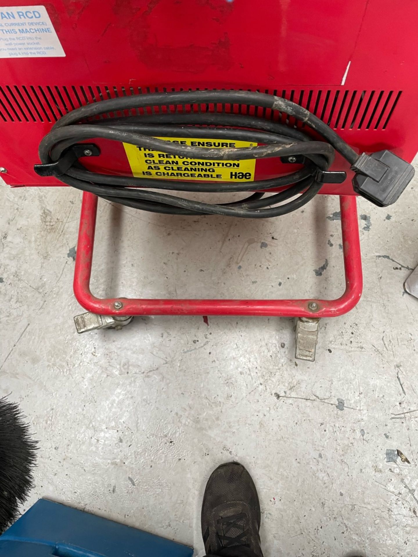 230v heater on stand and wheels. Working - Image 2 of 2