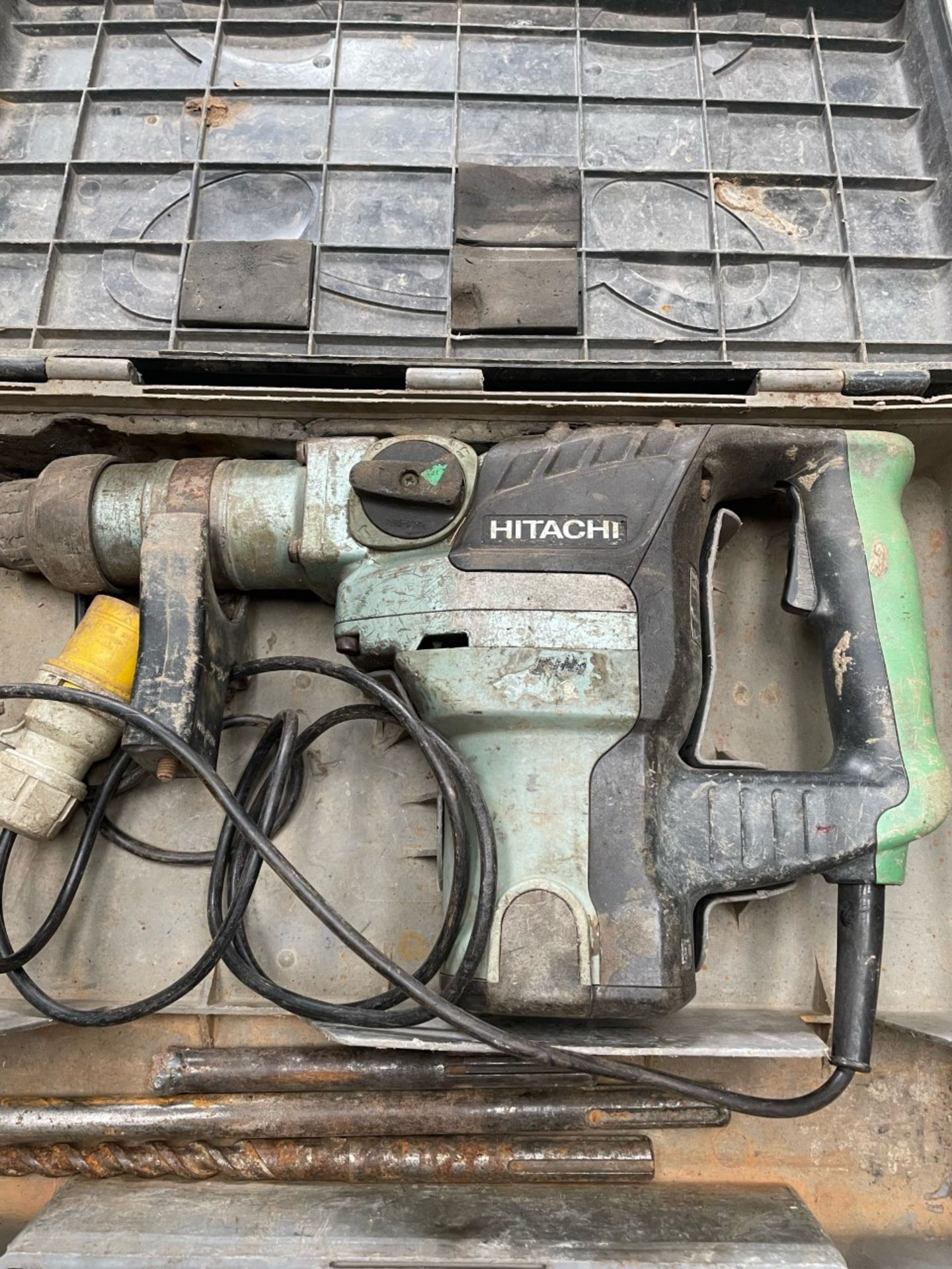 Hitachi sds hammer drill 110v full working order - Image 2 of 2