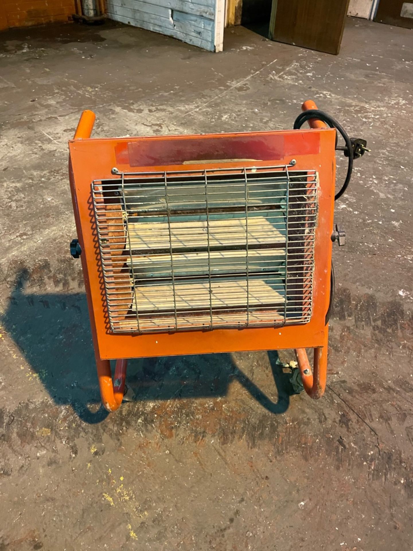 Elite heat 230v 3000w heater on stand and wheels - Image 2 of 4