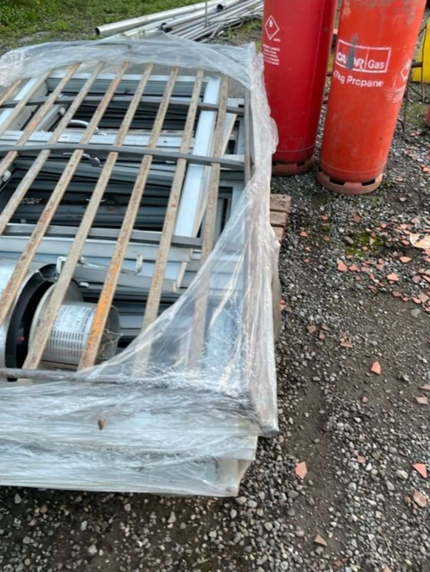 Mixed pallet of 1 vw camper van roof rack old type van , 2 very expensive purpose built aluminium - Image 9 of 10