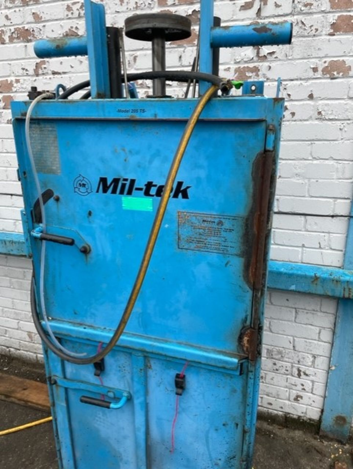 Miltek baler a205 model bales up to 100kg bales in need of new seal on the ram leaking with the - Image 2 of 5